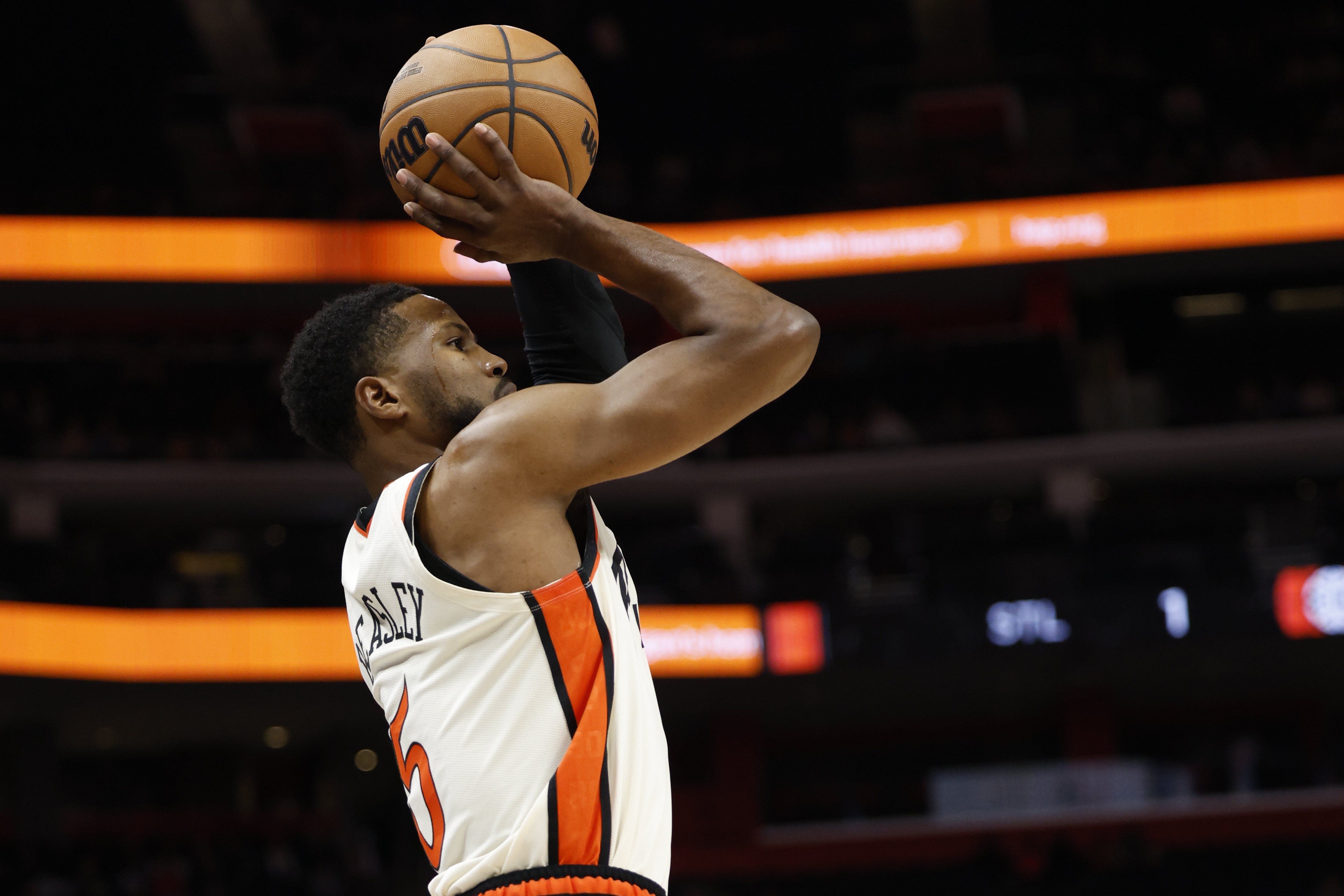 手感冰涼！比斯利上半場(chǎng)7投1中&三分4中1 得到4分1助1斷1帽