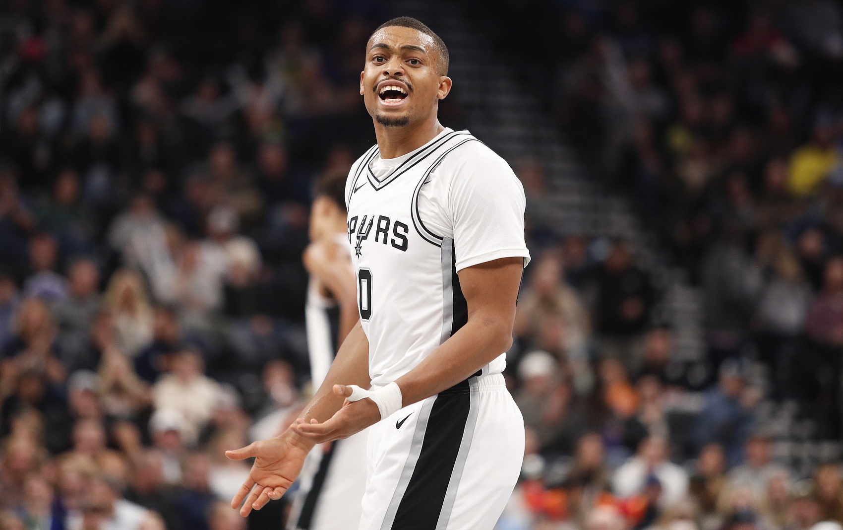 全隊(duì)唯一上雙！凱爾登半場(chǎng)8中4拿到12分4板2助1斷