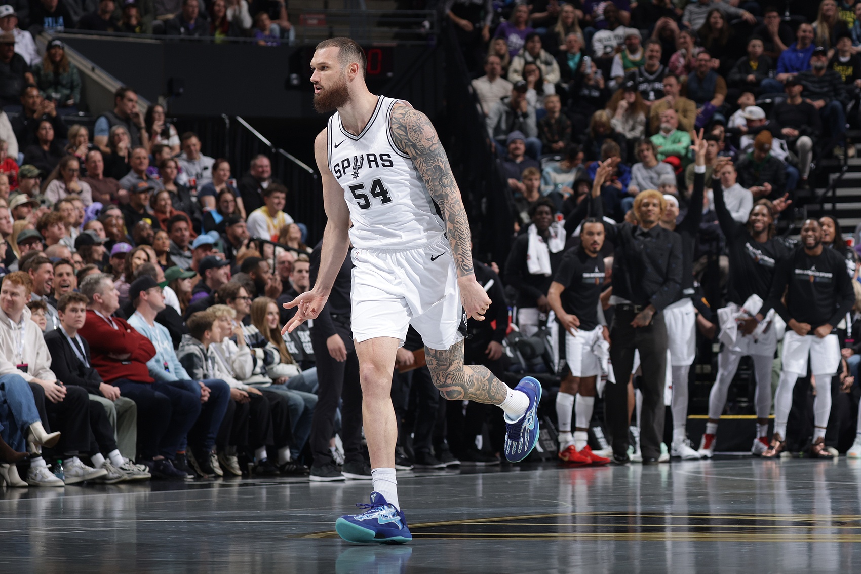 替補(bǔ)奇兵！馬穆凱拉什維利半場6中5&三分3中3得13分&搶3個(gè)前場板