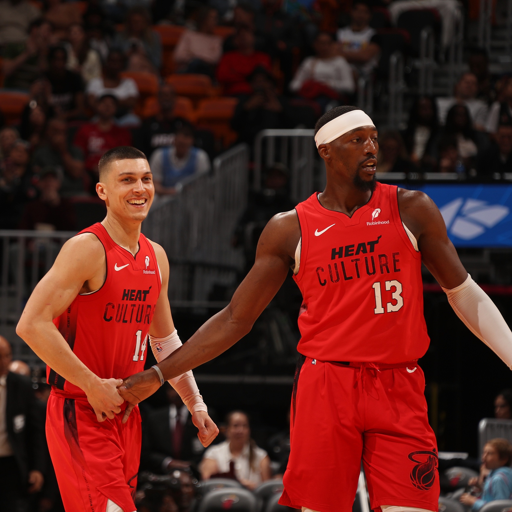 雙核驅(qū)動(dòng)！半場阿德巴約11中6拿15分9板 希羅9中4得10分