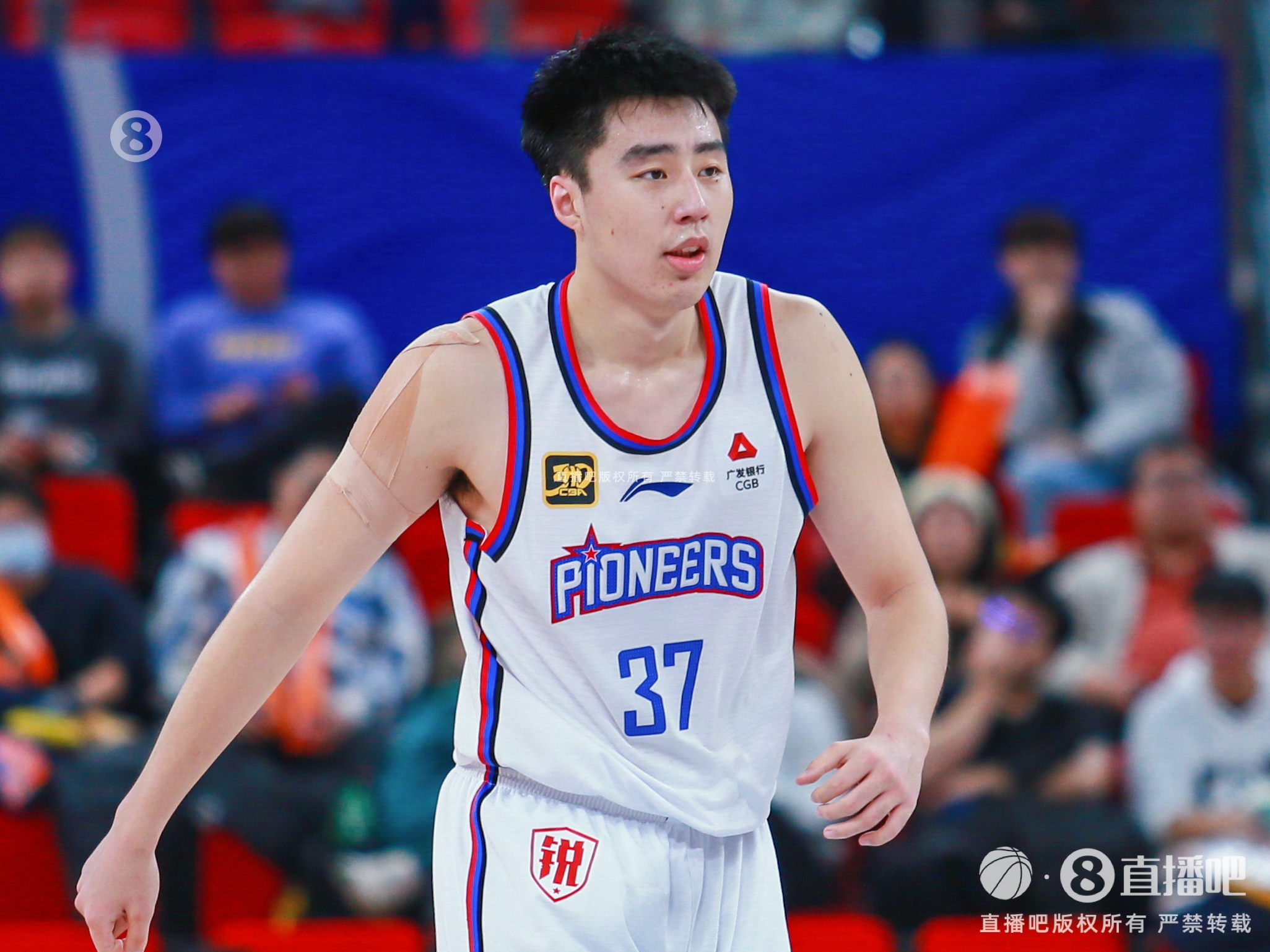 中鋒對攻戰(zhàn)！首節(jié)杜伯超5中5砍10分2前板&胡金秋4中4拿9分2前板