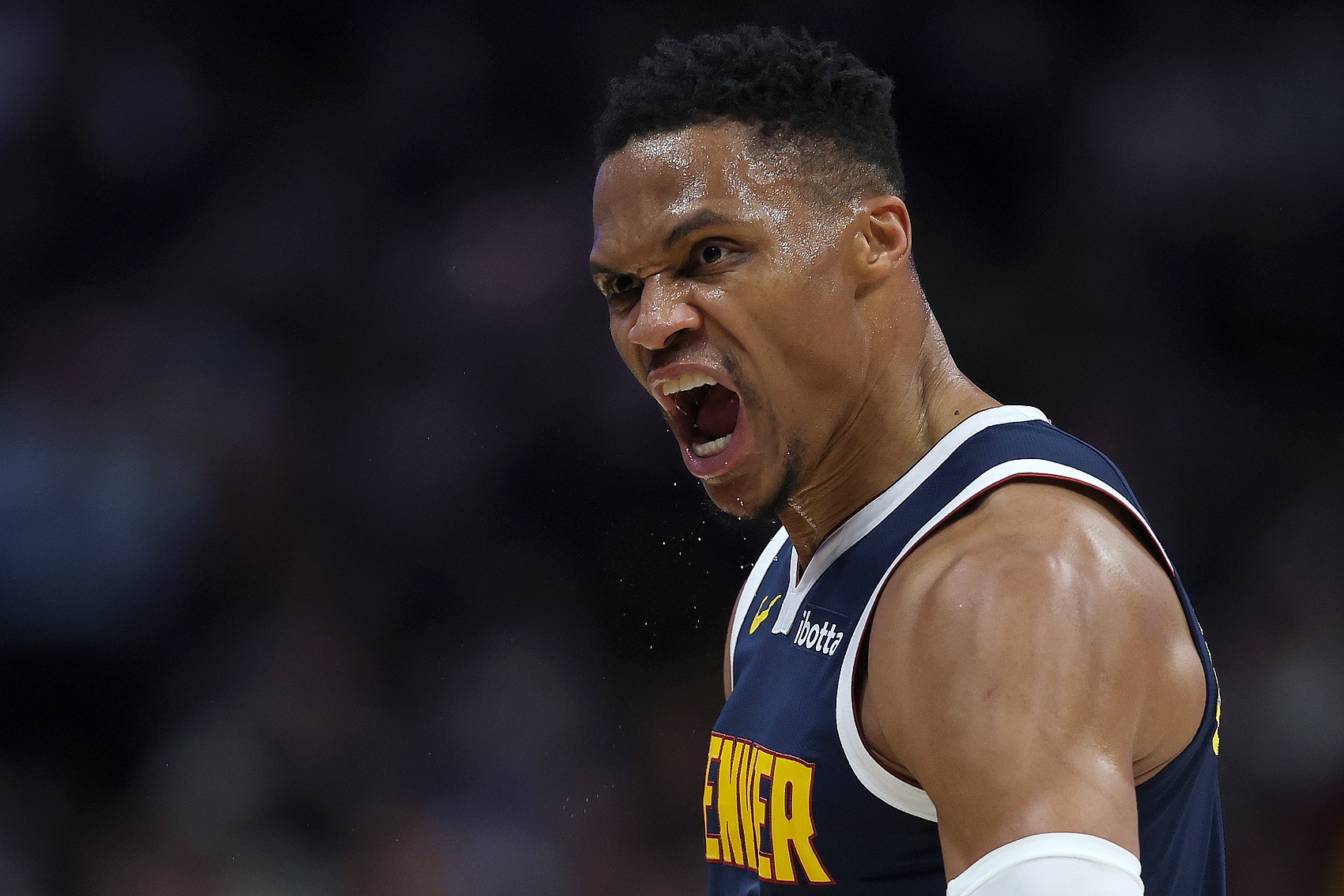 充滿激情！威少戰(zhàn)舊主半場11投3中得到9分6助2斷3失誤 正負值-7