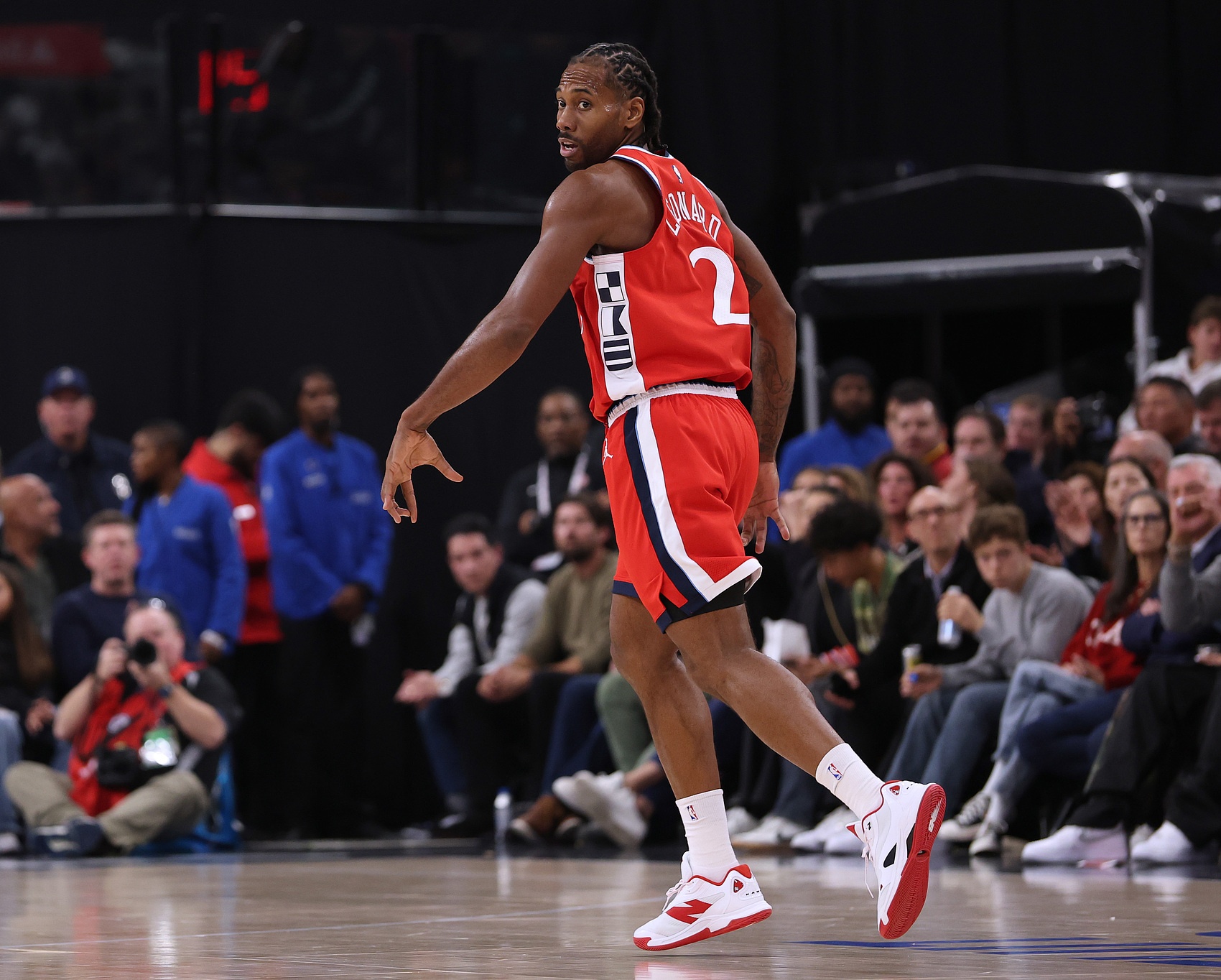 萊昂納德16投9中&三分4中3攻下23分6板5助2斷 三節(jié)打卡