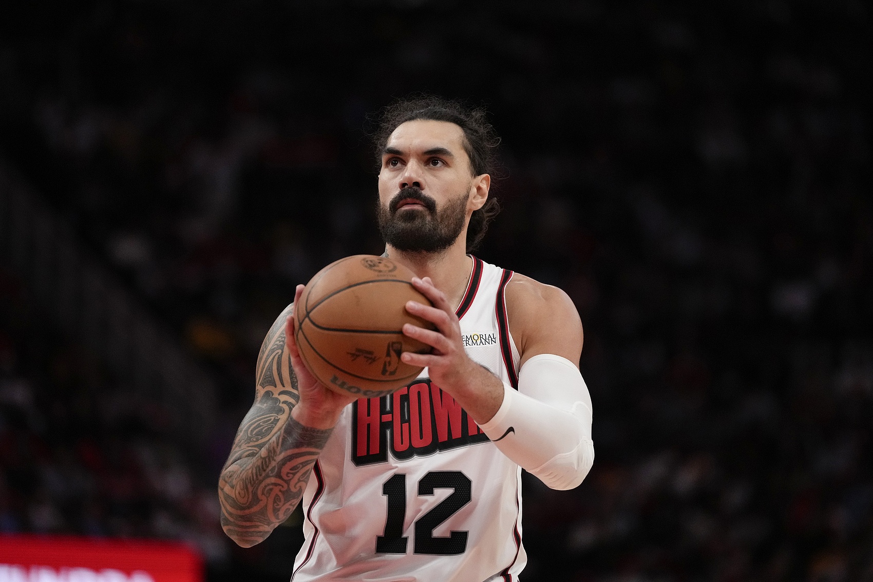 亞當(dāng)斯2投1中得到3分6板1斷1帽 正負(fù)值+22全場最高