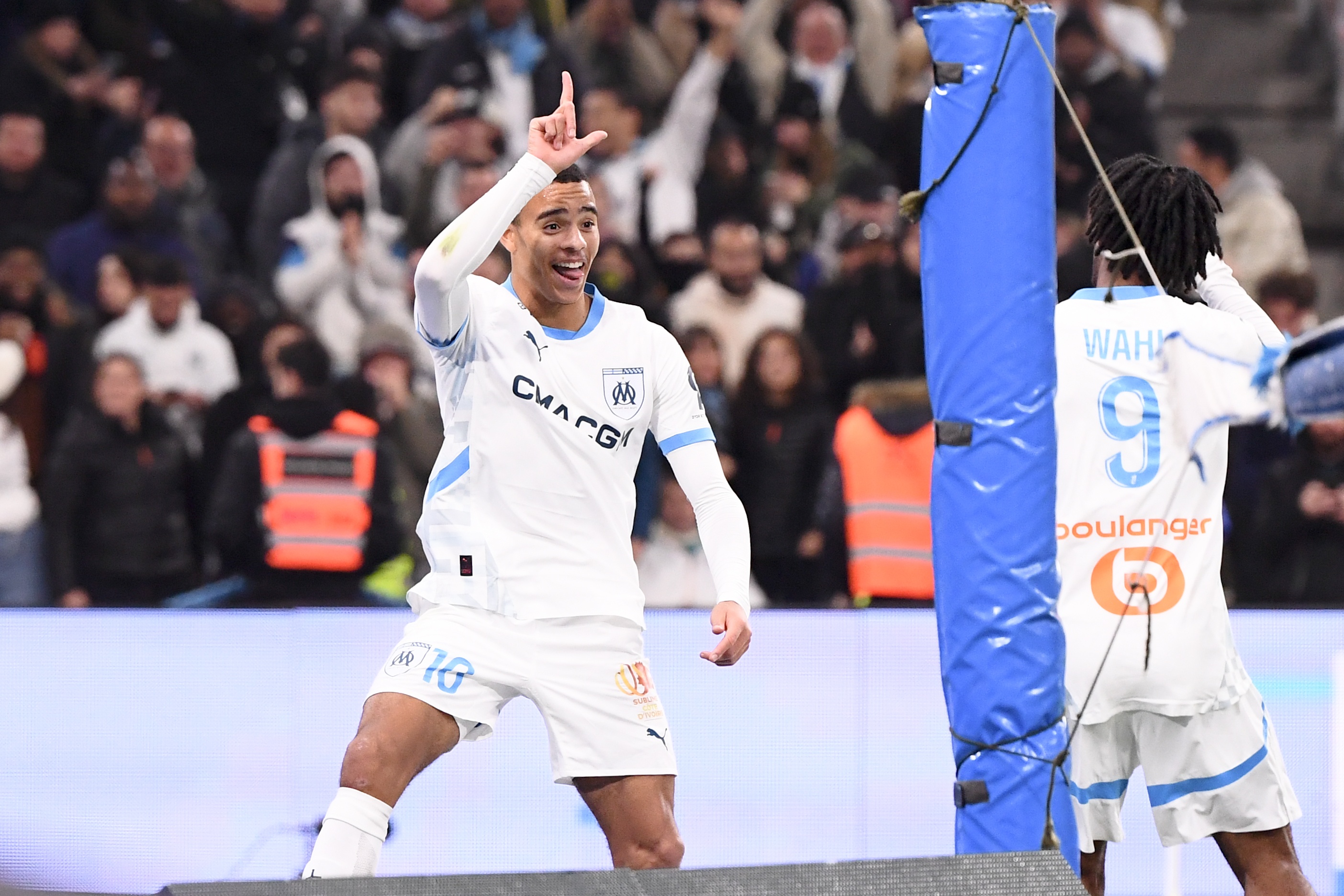 超級(jí)大腿周薪僅8.7萬(wàn)！青木賽季全勤26場(chǎng)造19球，馬賽2600萬(wàn)簽5年