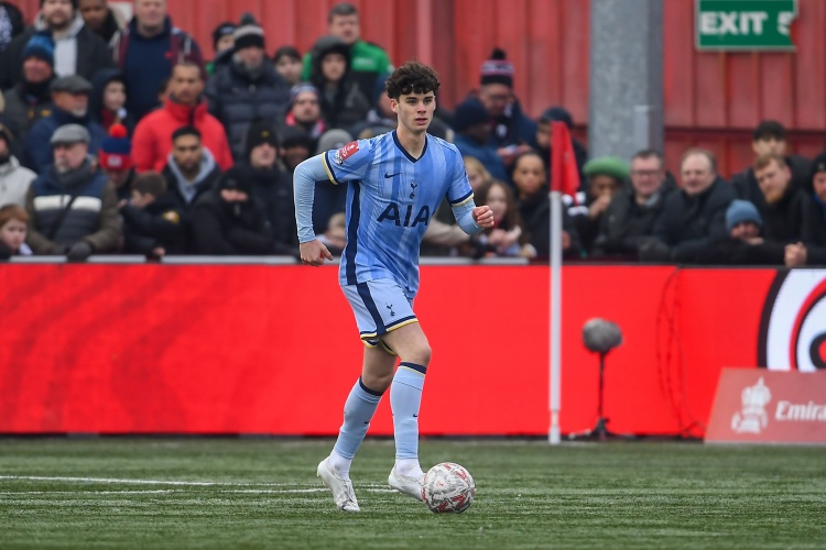 阿奇-格雷19歲前在英超出場20次，熱刺隊(duì)史第二人