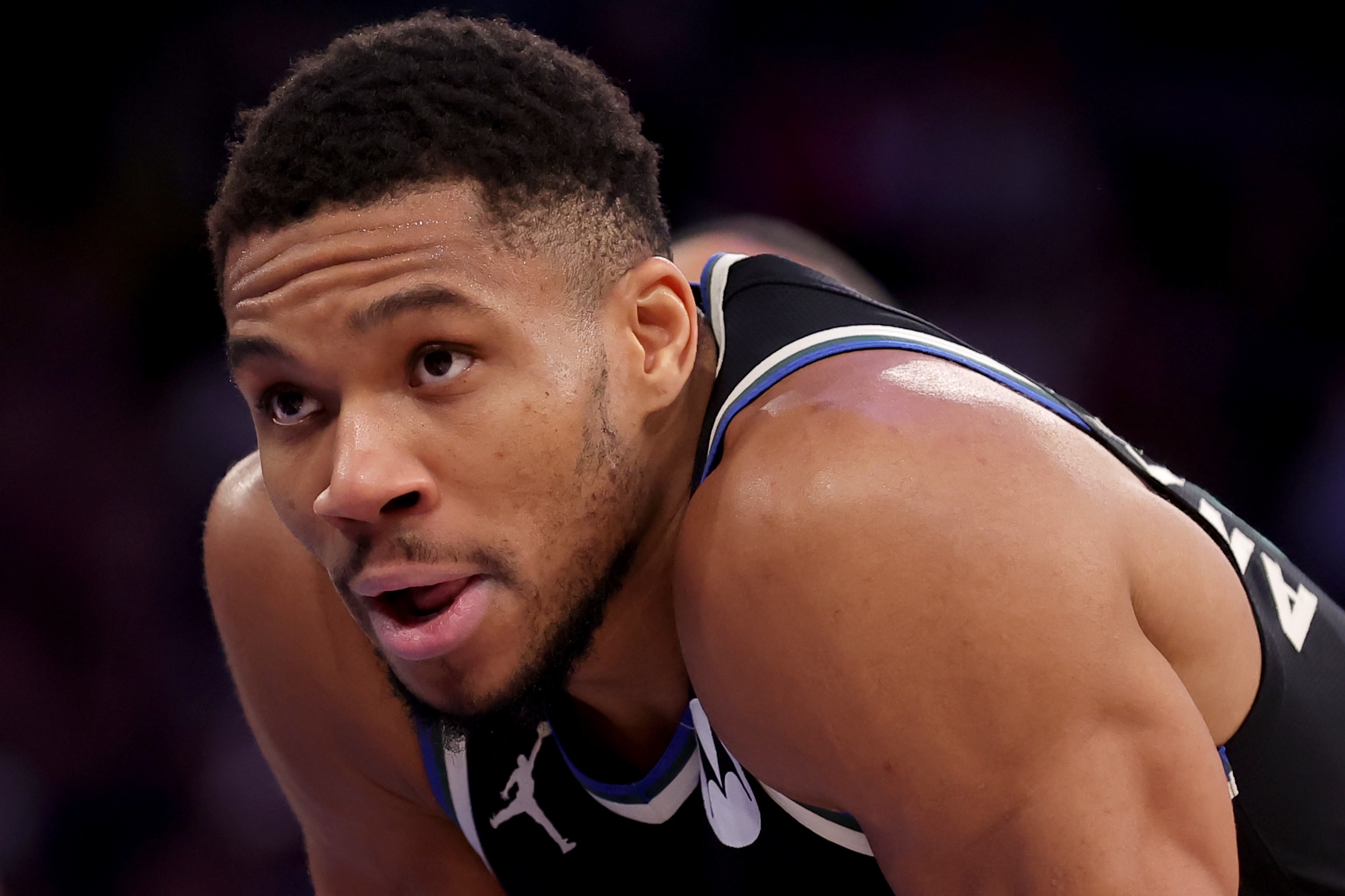 扛起球隊！字母哥半場13中8拿到18分5板2助2斷