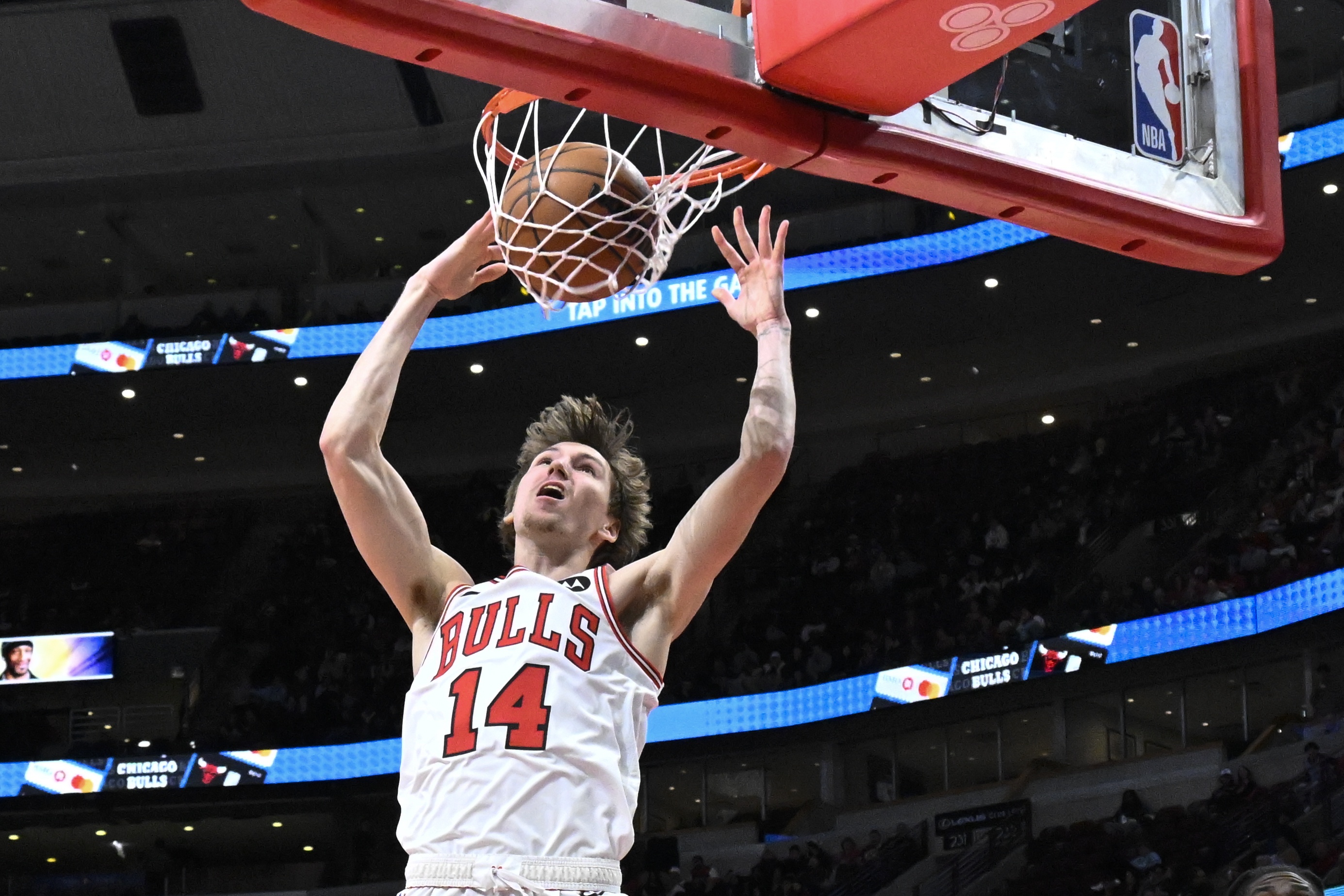 不怵大場(chǎng)面！新秀布澤利斯半場(chǎng)9中5拿10分 上演背運(yùn)突破單臂暴扣