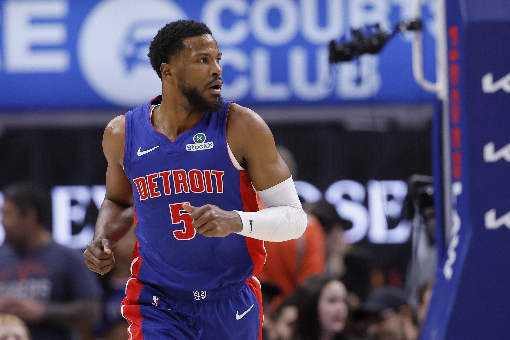 盯防庫里效果不錯！比斯利14中6拿到17分 另有4次搶斷