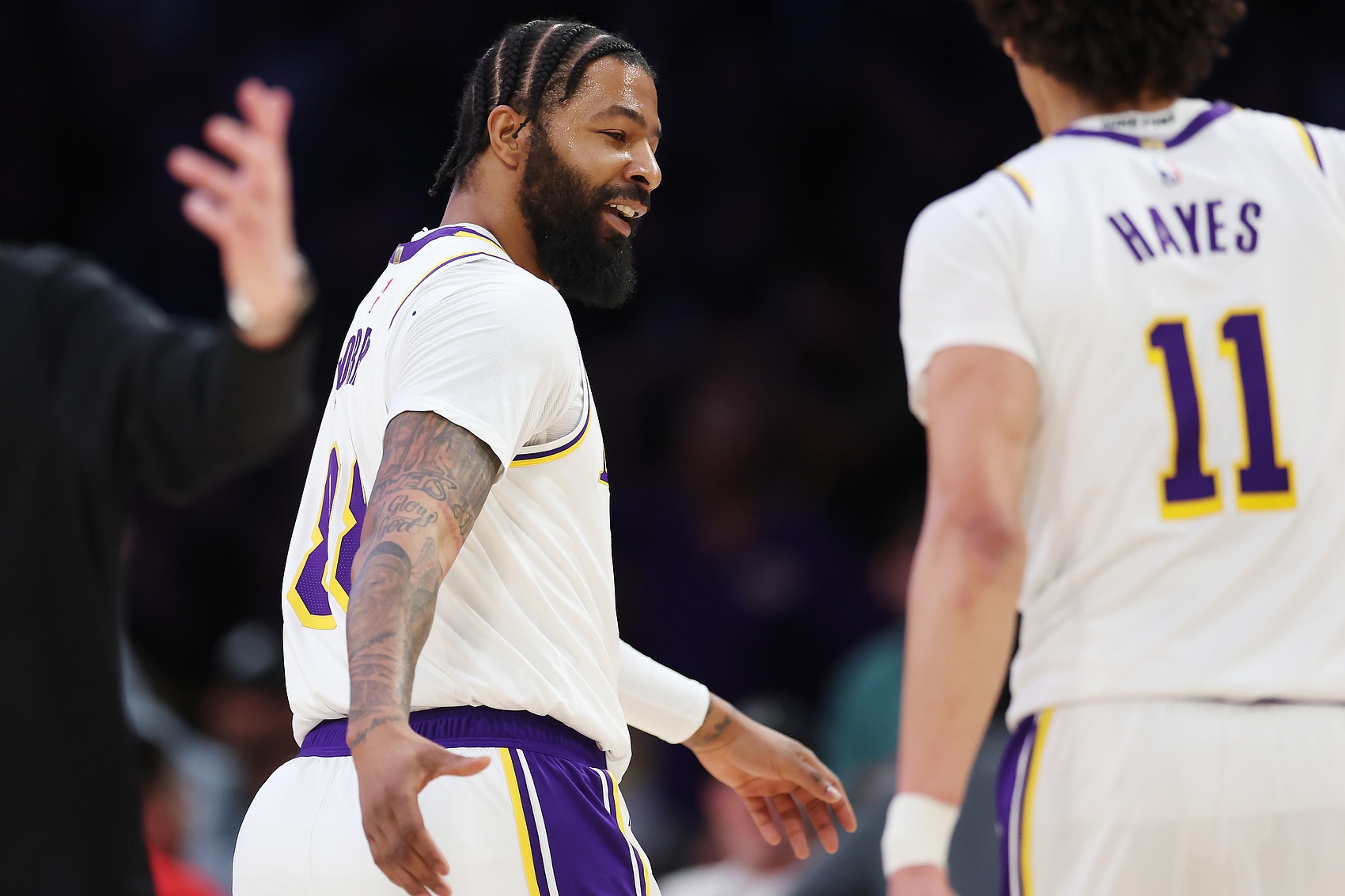 只會場邊喝茶？新秀導(dǎo)師+超巨糾錯機！揭秘大莫里斯在湖人的作用