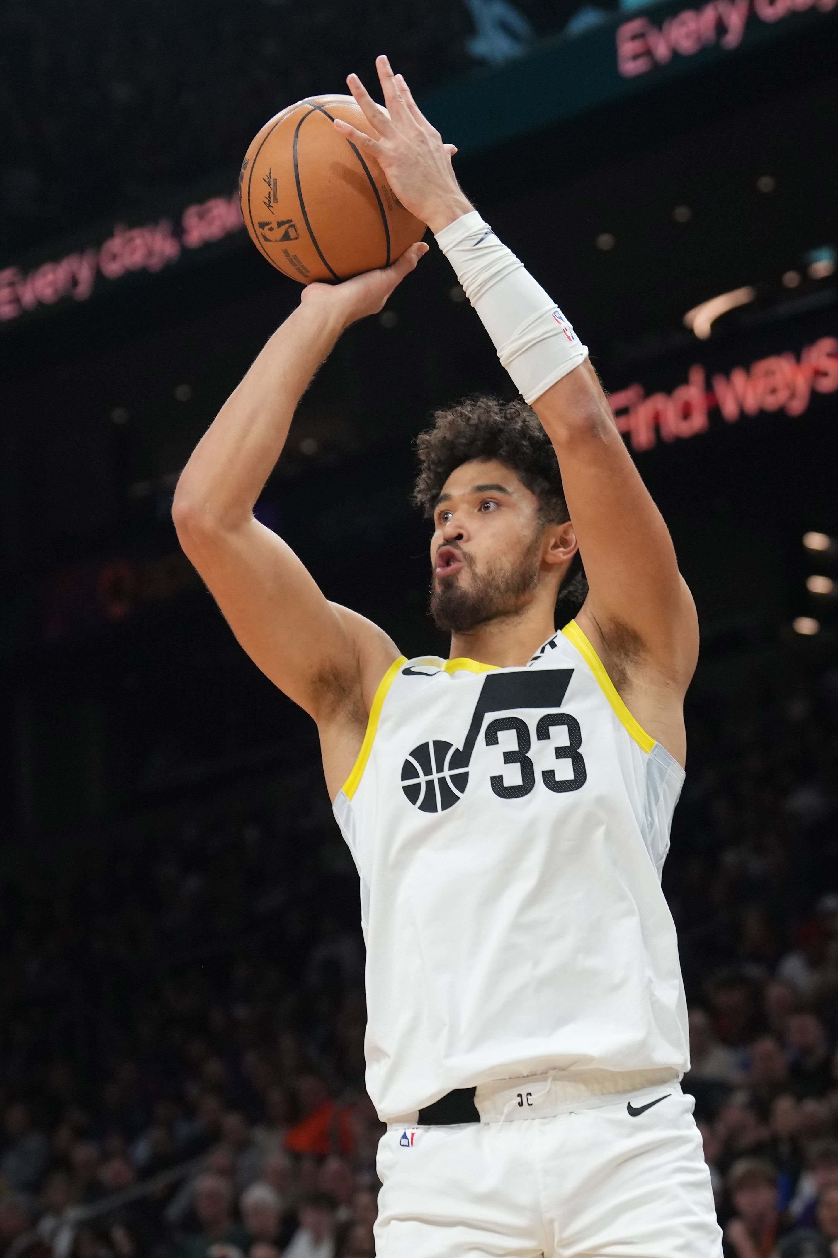 打得不錯！朱贊15中10&三分9中5拿到27分 最后一度三分續(xù)命