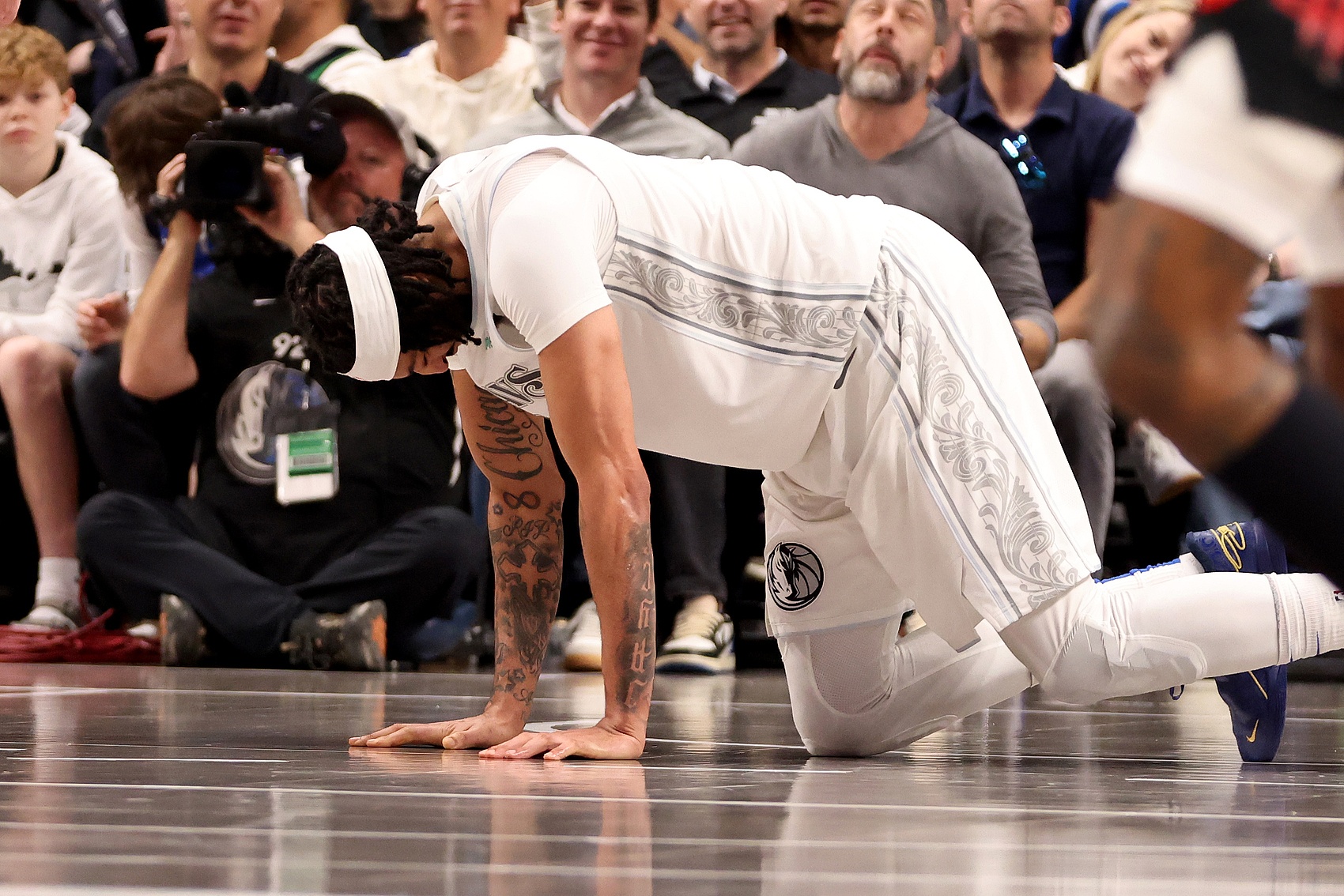 隊(duì)記：獨(dú)行俠內(nèi)部有人試圖說服濃眉賽季報銷 后者堅決想要復(fù)出