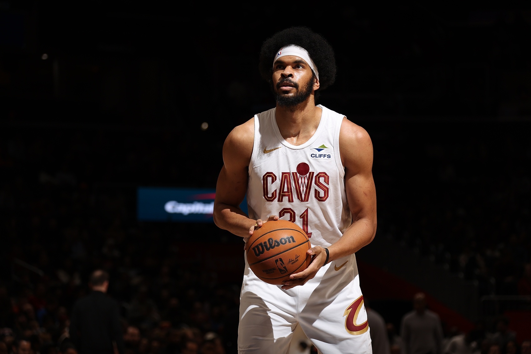 兩雙雛形！賈勒特-阿倫半場三秒?yún)^(qū)內(nèi)4中4砍下10分8籃板