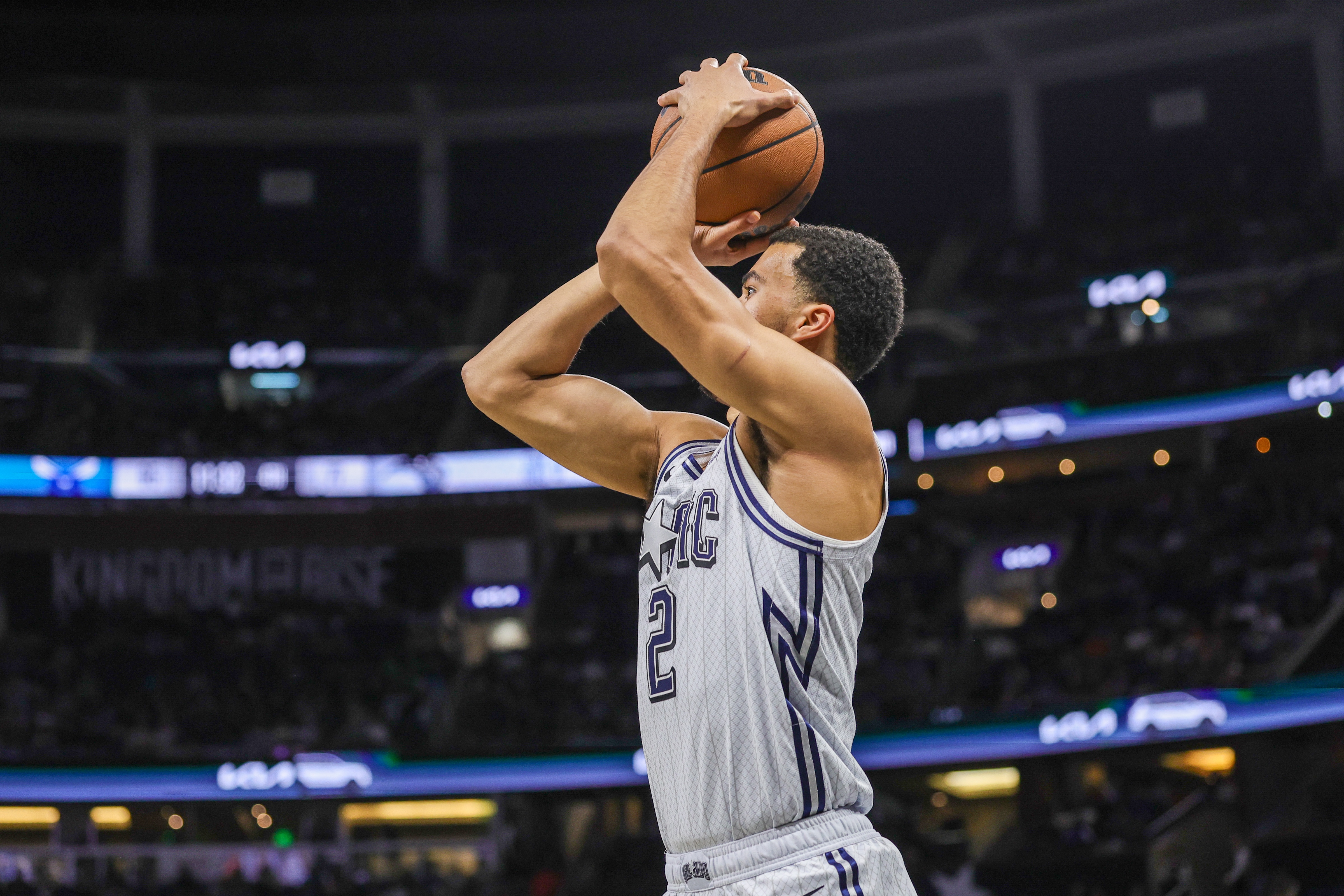 休斯坦三分8中6！魔術(shù)主帥：他充滿決心 始終專注如一