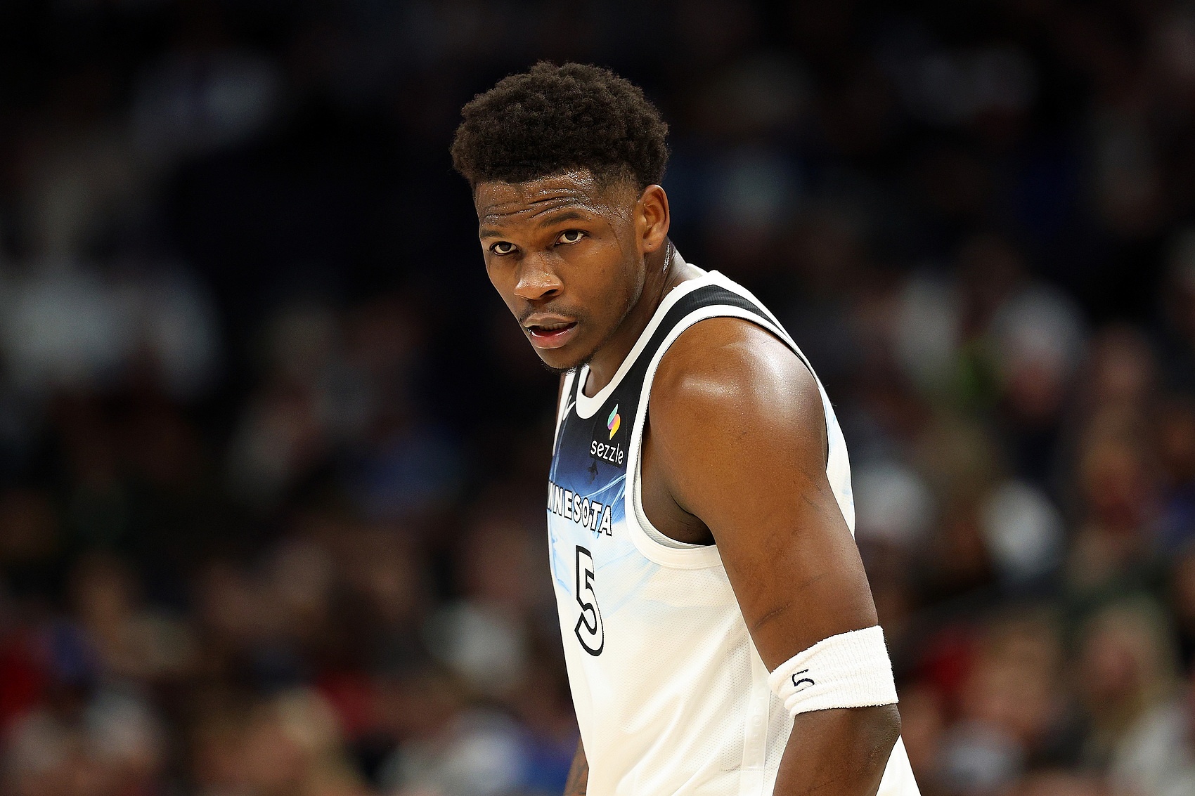 并無大礙！愛德華茲手指小受傷半場依舊9中5&7罰6中砍18分