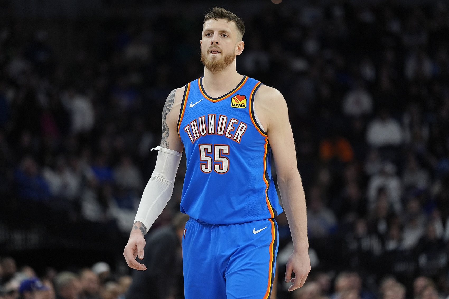 這是中鋒的數(shù)據(jù)？哈滕半場(chǎng)3中2 得到5分0籃板3助攻&正負(fù)值-23