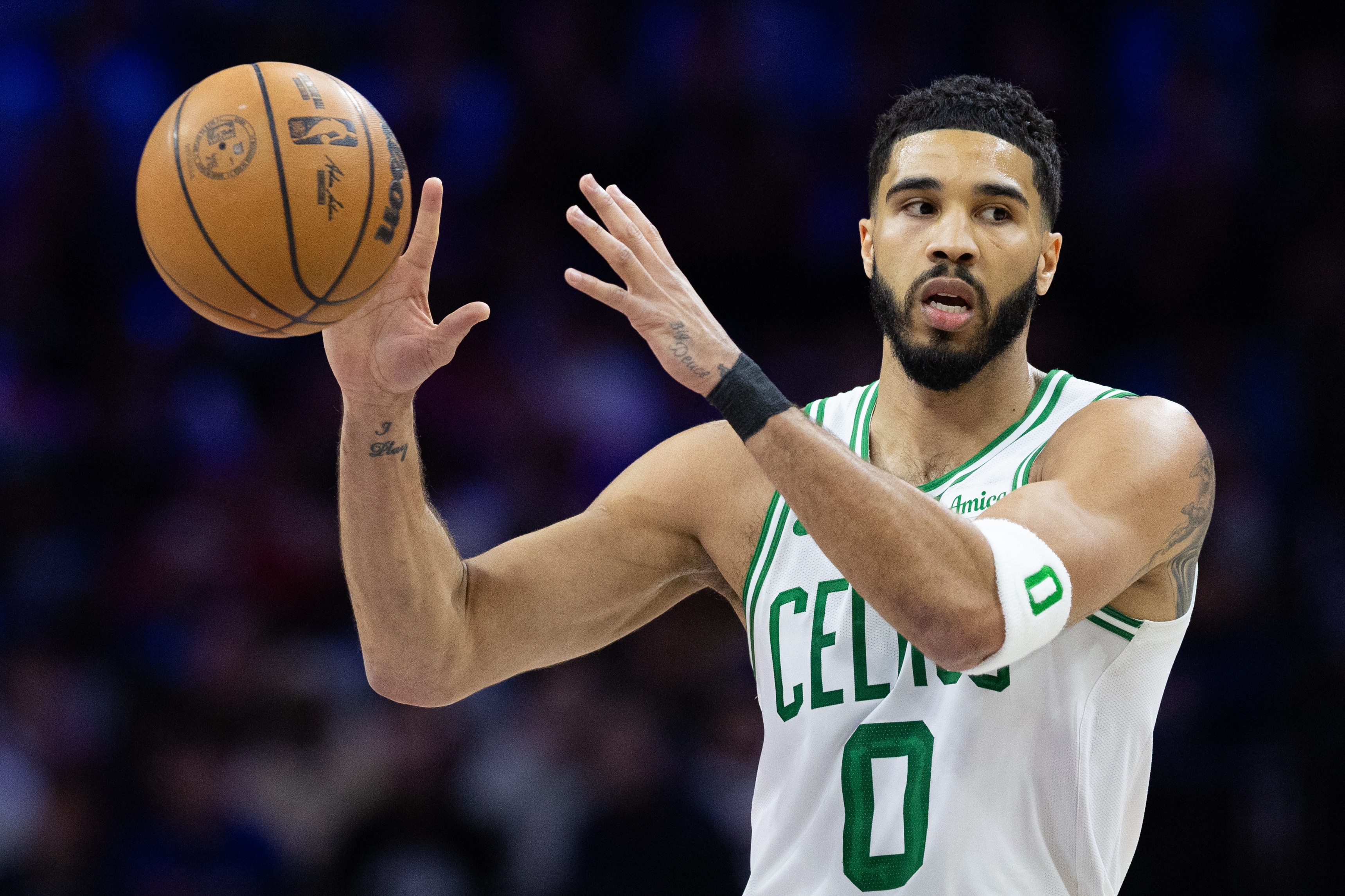 全能！塔圖姆打滿首節(jié)7中5拿到12分4板2助 但也有4失誤