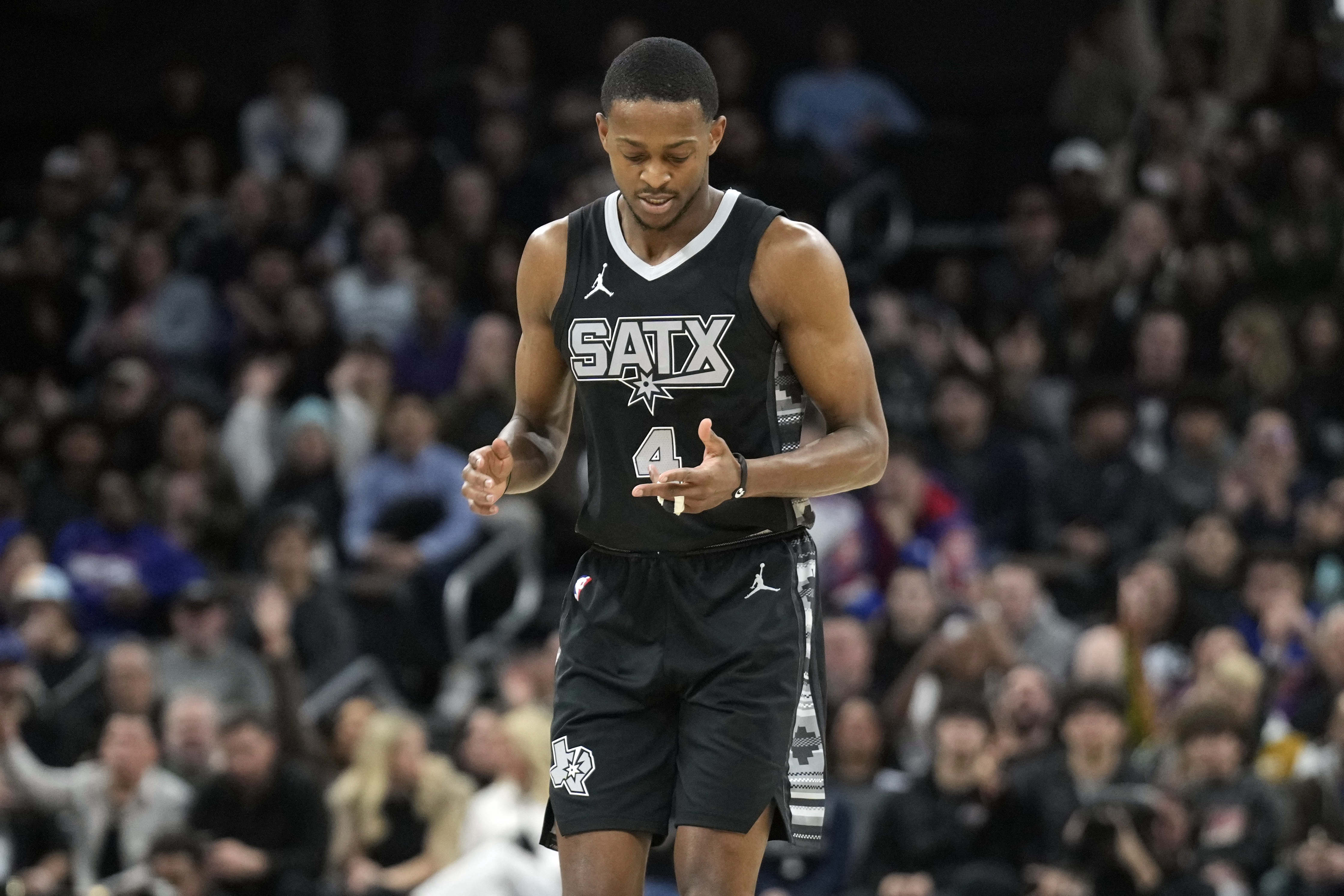 咋回事？福克斯過去3場(chǎng)場(chǎng)均僅11.7分 投籃命中率24.5% 三分14.3%