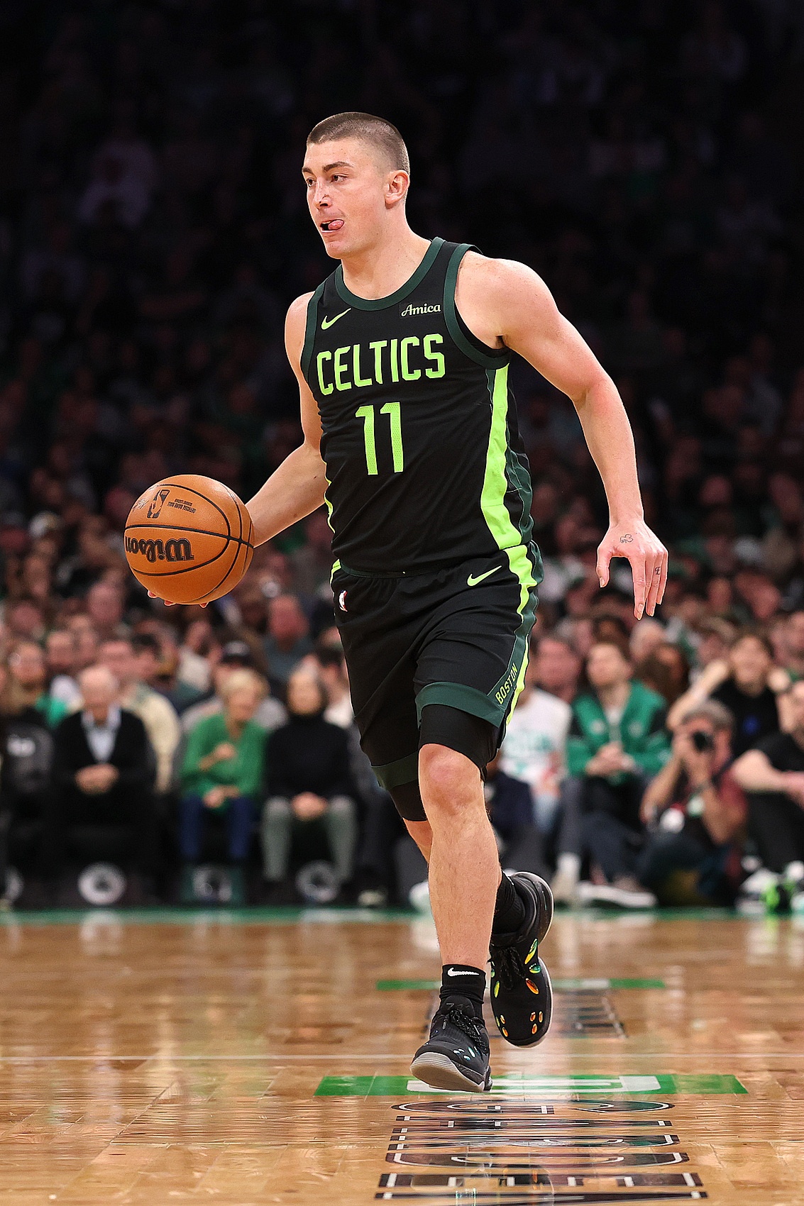 超六穩(wěn)了！普理查德12中6得到19分3板6助2斷 三分8中4