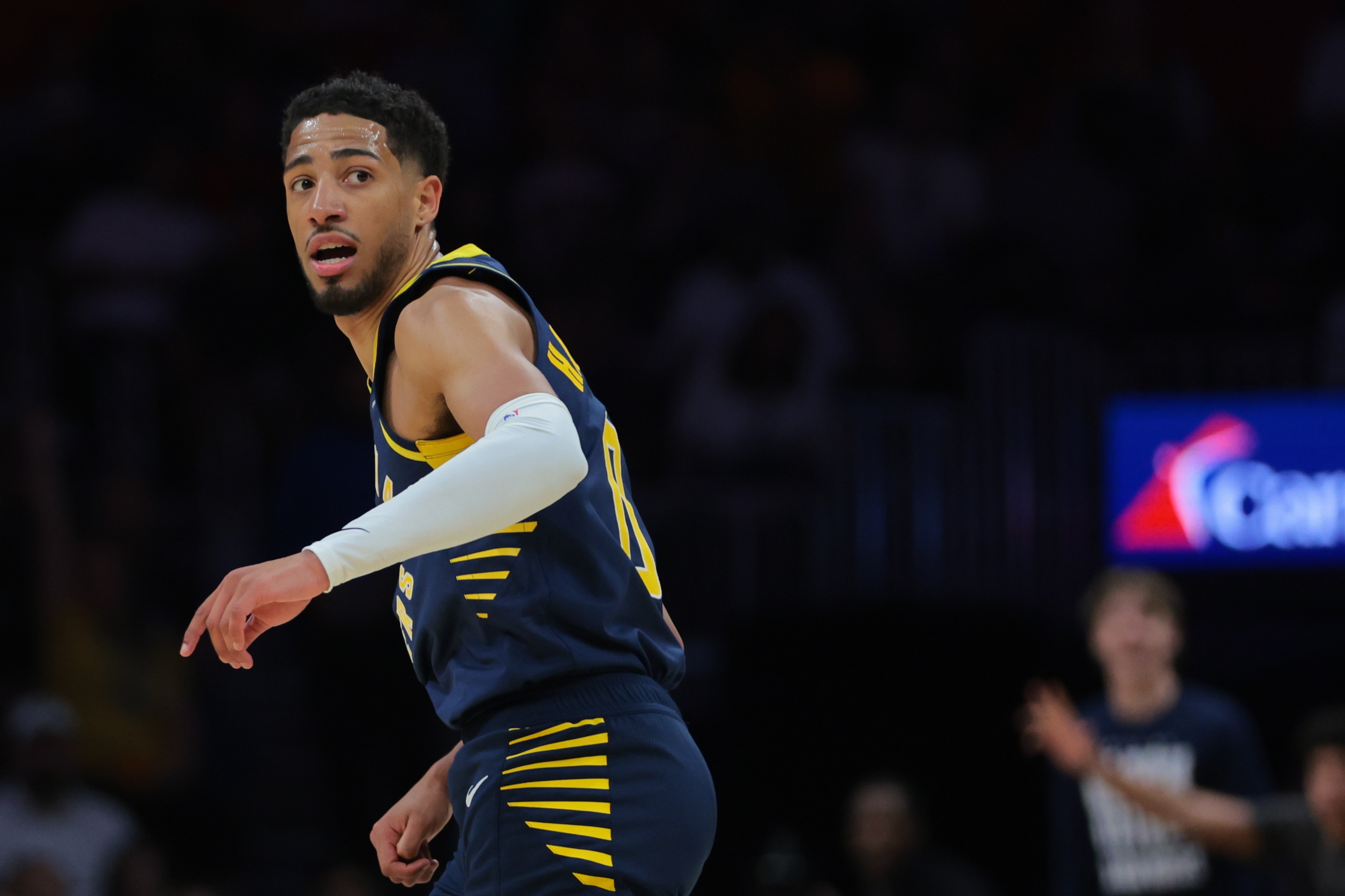 仍是精彩一役！哈利伯頓16投9中砍下24分6籃板15助5斷 沒有失誤