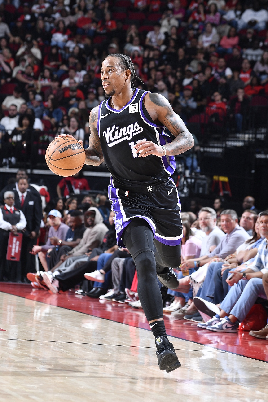 挺全面！德羅贊半場(chǎng)6中2得9分3板 組織不錯(cuò)送出6次助攻