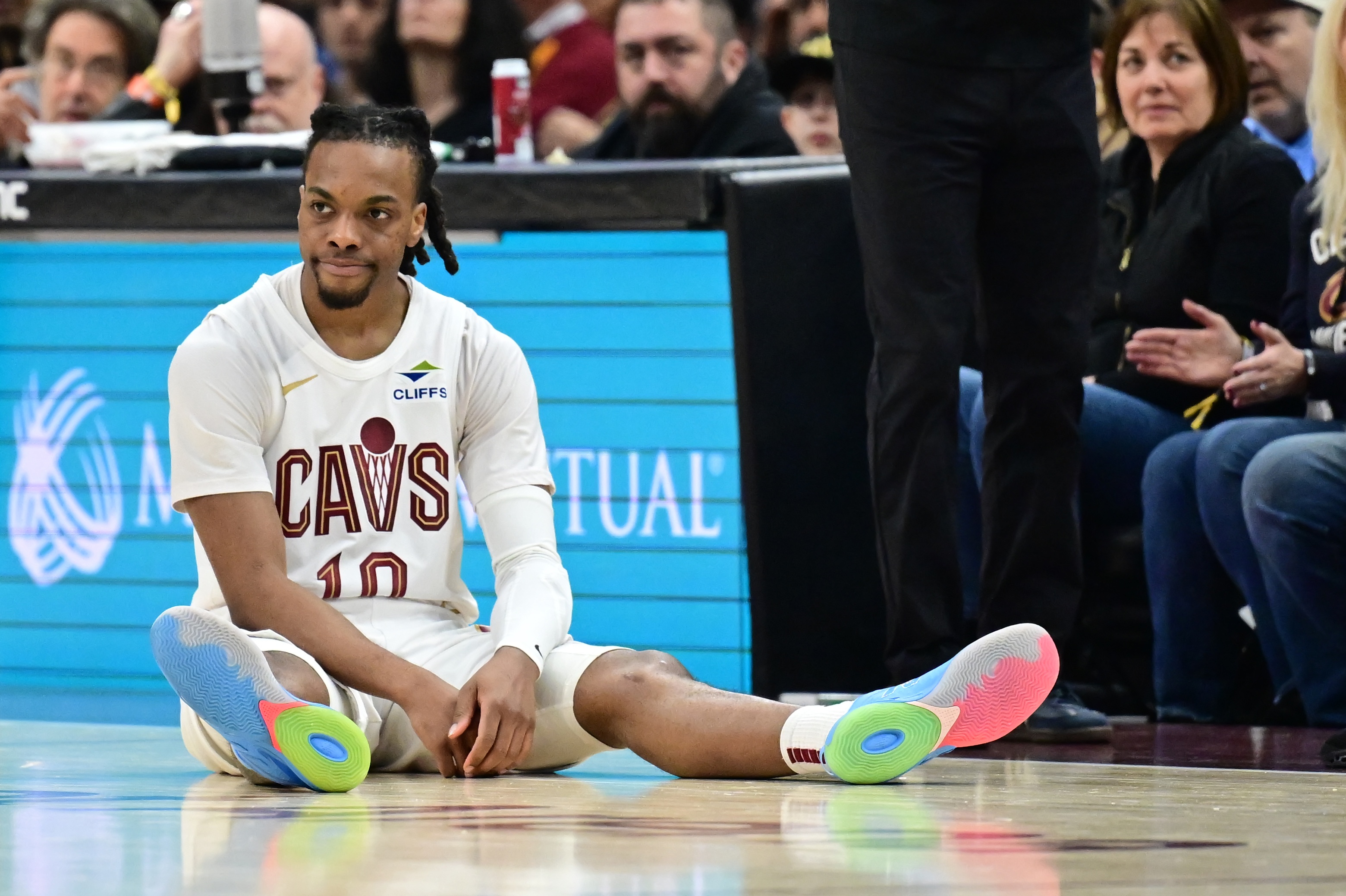 啊這？首節(jié)比賽還有4分50秒 加蘭已經(jīng)領(lǐng)到了個(gè)人第三犯