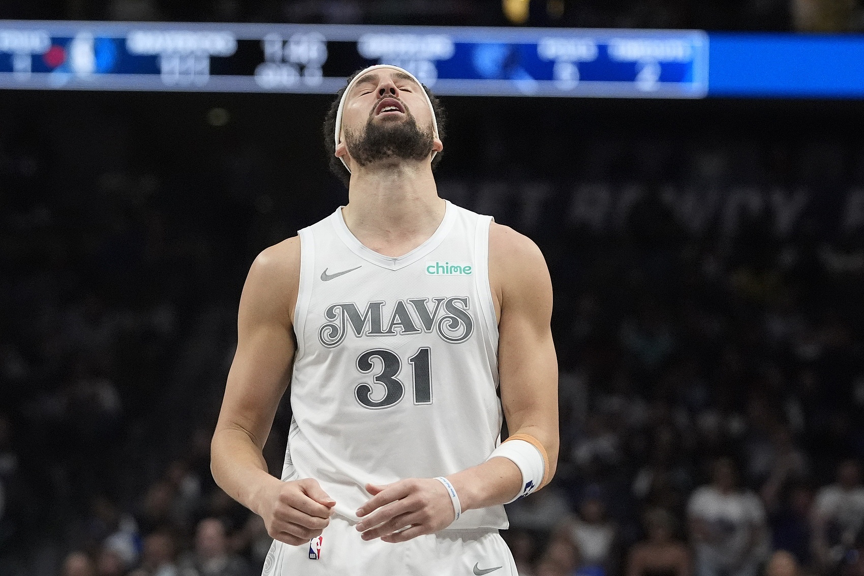 手感冰涼！克萊半場10投僅2中拿到5分 三分6中1