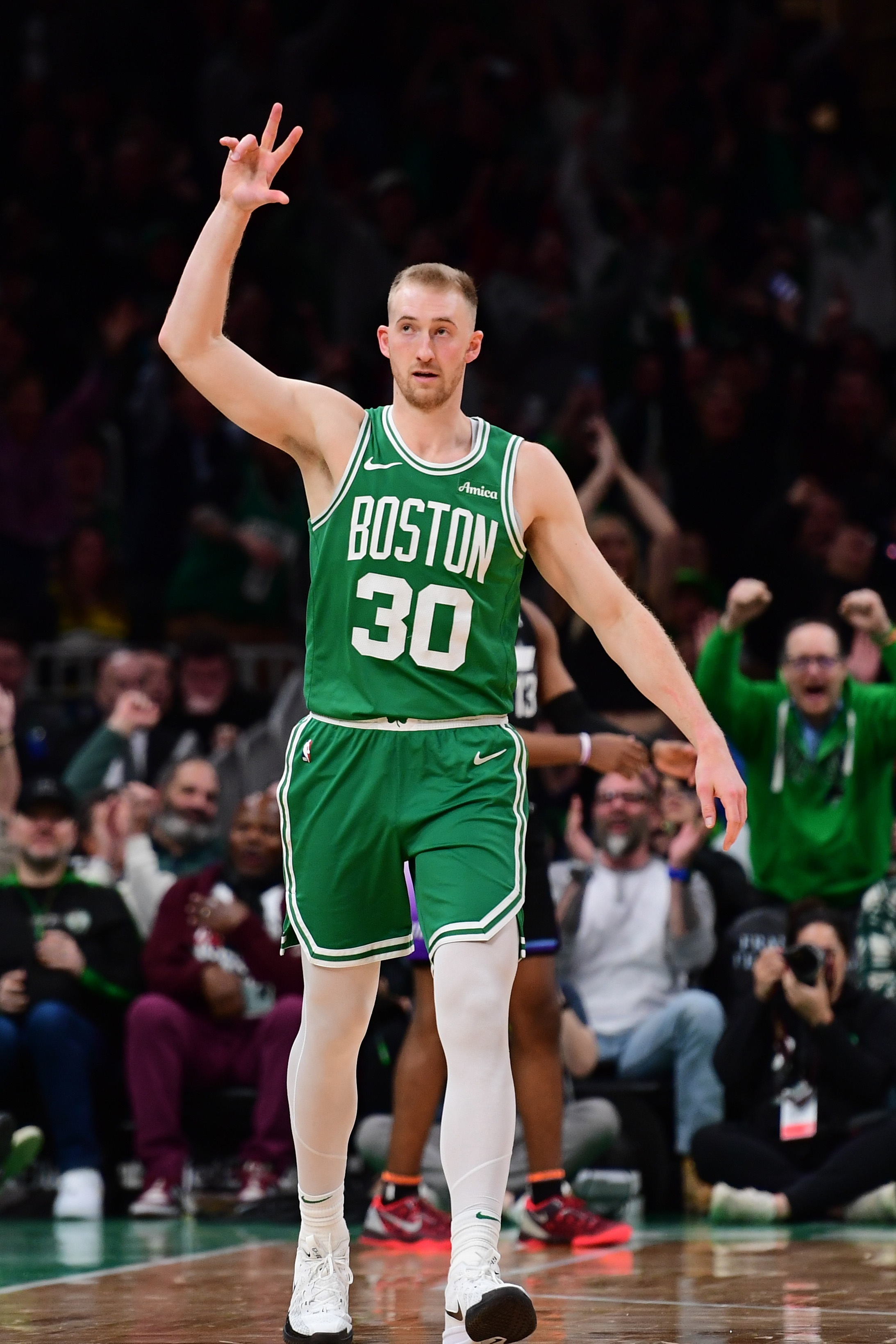 三分真是準(zhǔn)！豪澤先發(fā)出場三分10投8中射落24分 正負(fù)值+6