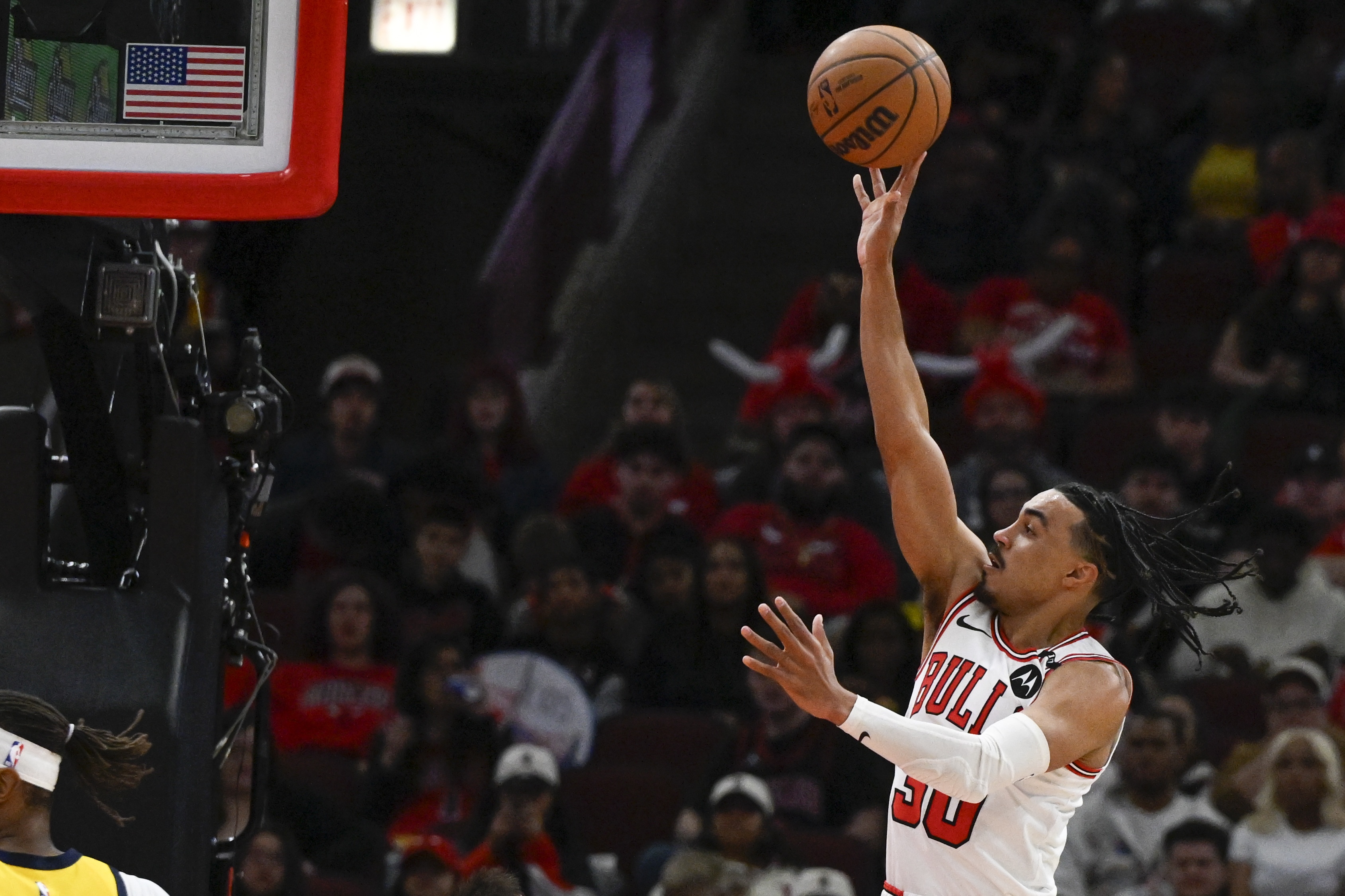 能攻能傳很高效！特雷-瓊斯半場(chǎng)6中5砍下12分5助攻