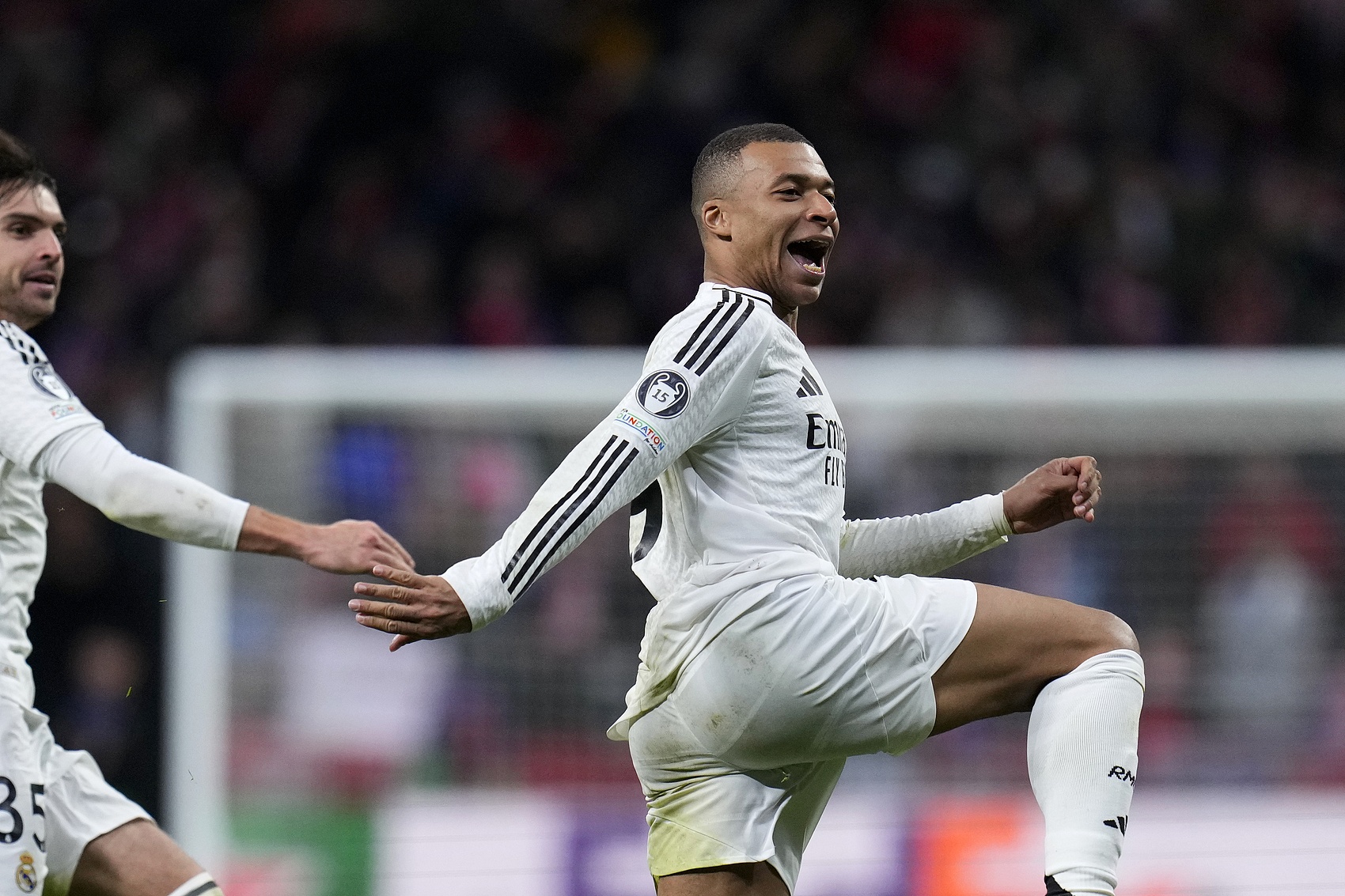 吃止疼藥打滿全場(chǎng)！姆巴佩常規(guī)時(shí)間造點(diǎn)+加時(shí)回防+點(diǎn)球首罰&出頭