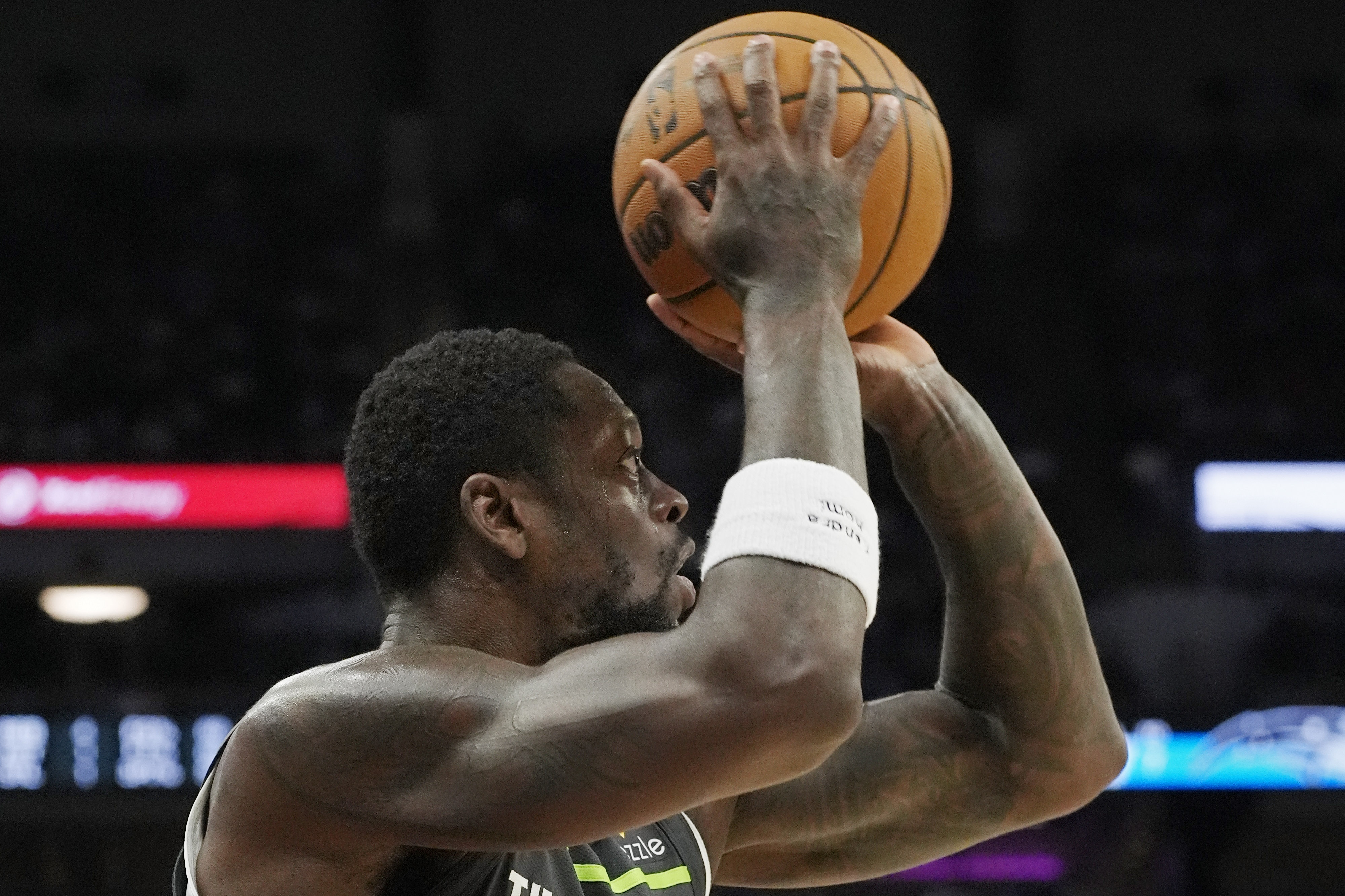 蘭德爾10投7中&三分4中2得到17分3板3助 正負(fù)值-20全場最低