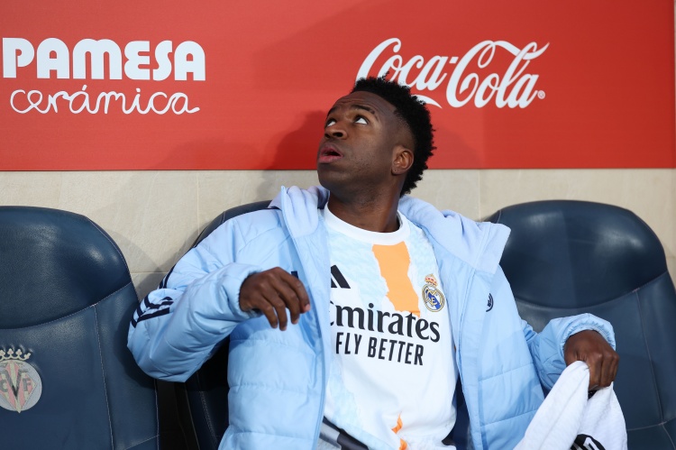 心系老東家！維尼修斯現(xiàn)場(chǎng)見(jiàn)證弗拉門戈奪冠，并在看臺(tái)與球迷互動(dòng)