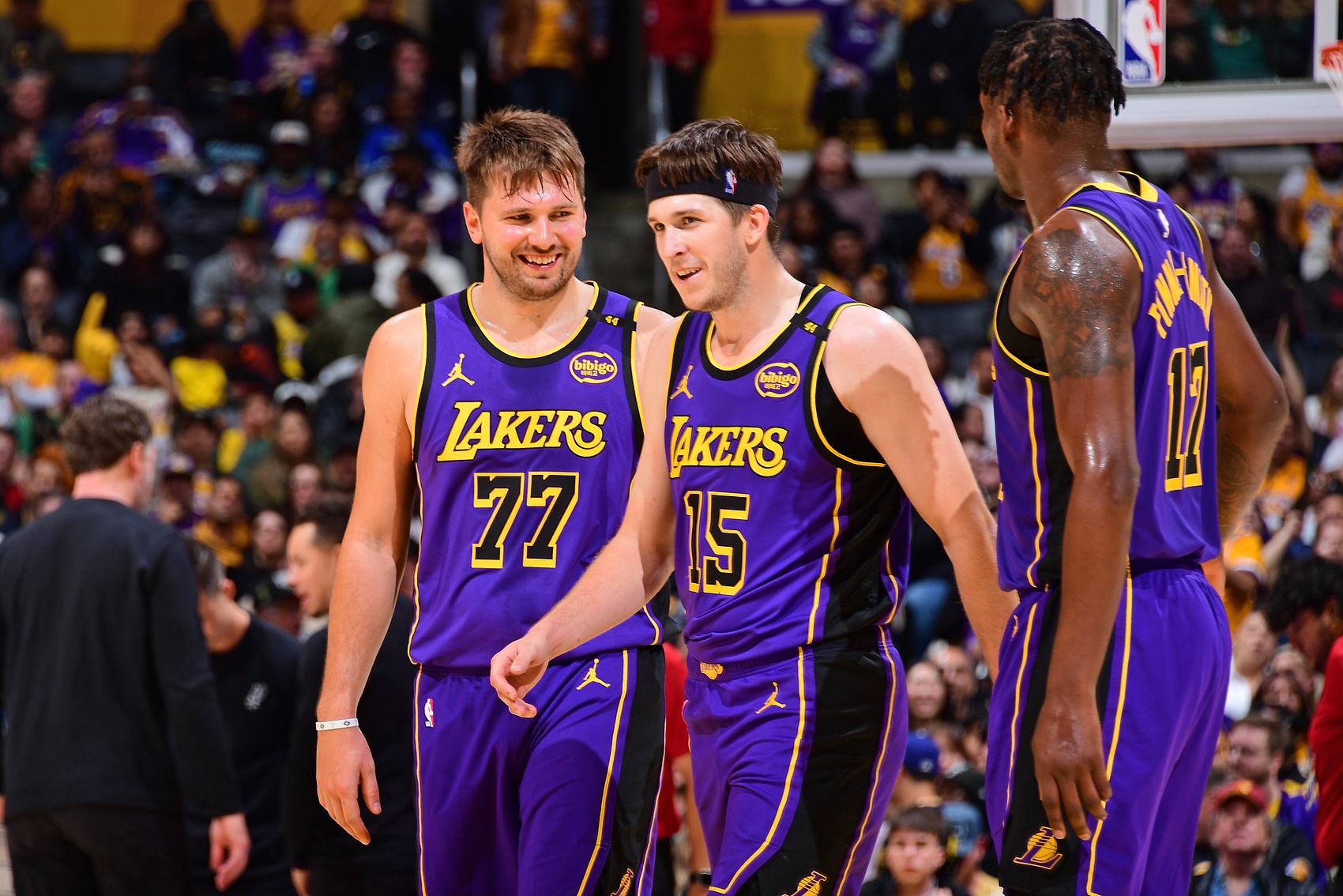 穩(wěn)住發(fā)育！湖人輕取馬刺收獲兩連勝 反超灰熊重新升至西部第四！