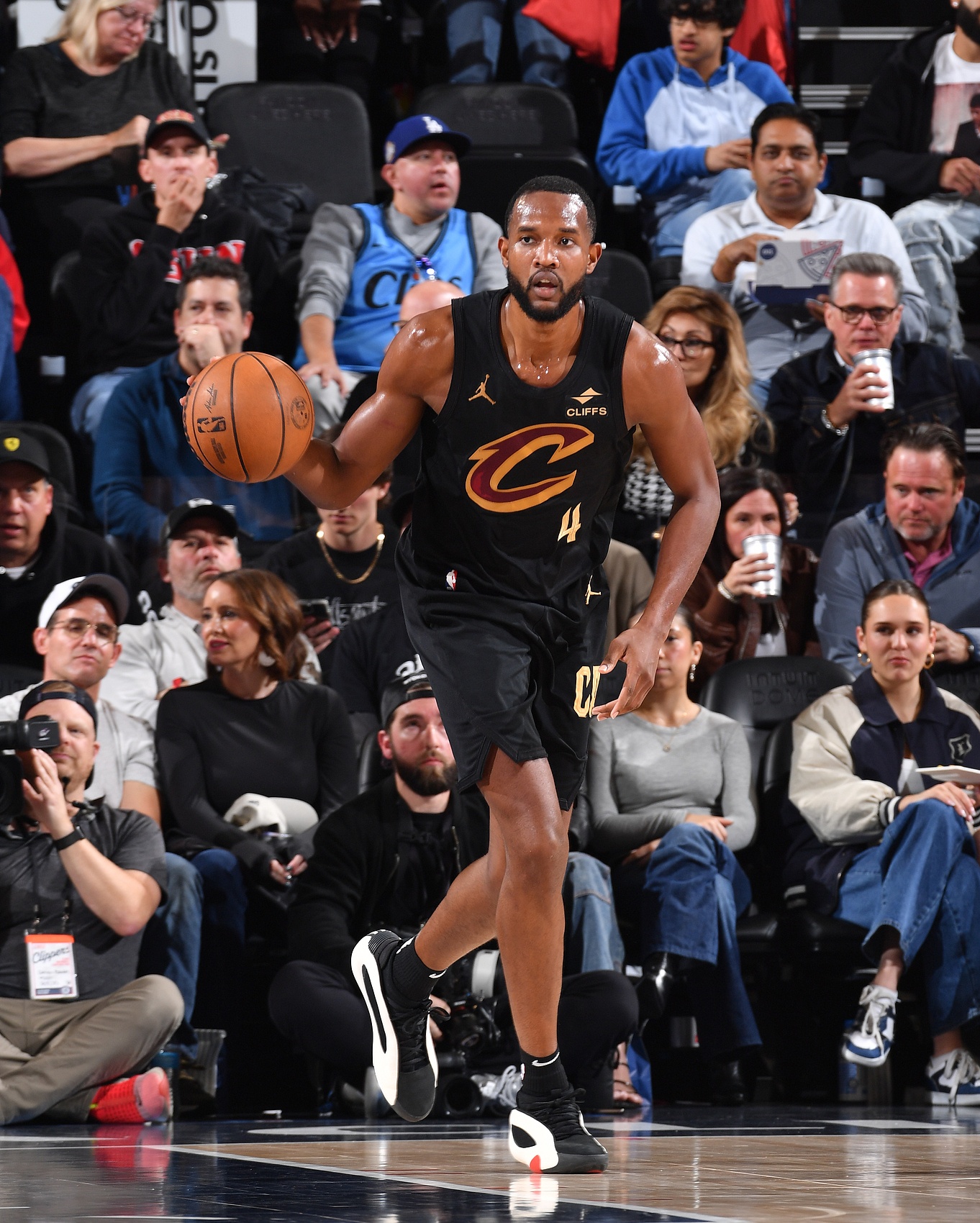 定海神針！莫布里內(nèi)外開花連得7分 單節(jié)6中5&三分1中1得到12分