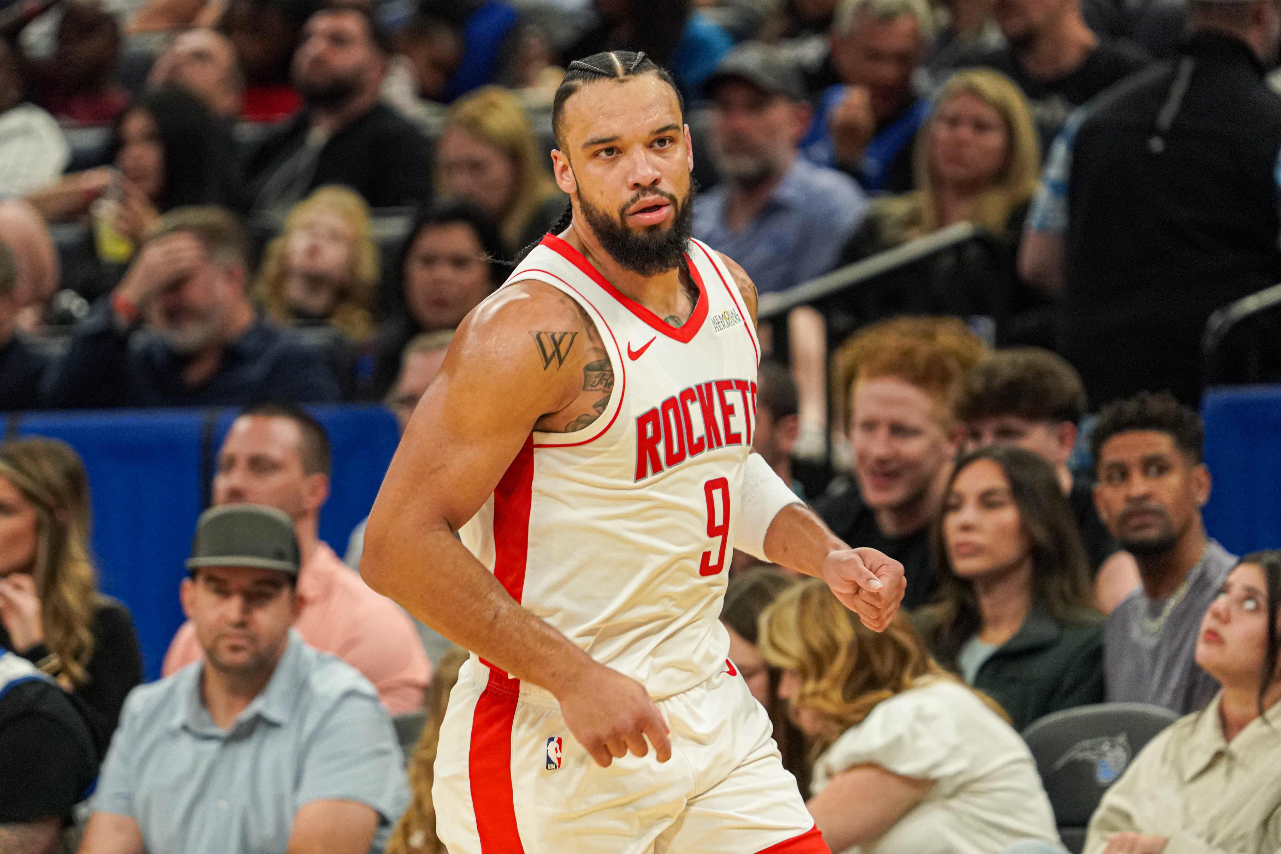 壓哨送三罰！狄龍半場(chǎng)7中4拿到9分3斷 正負(fù)值-13