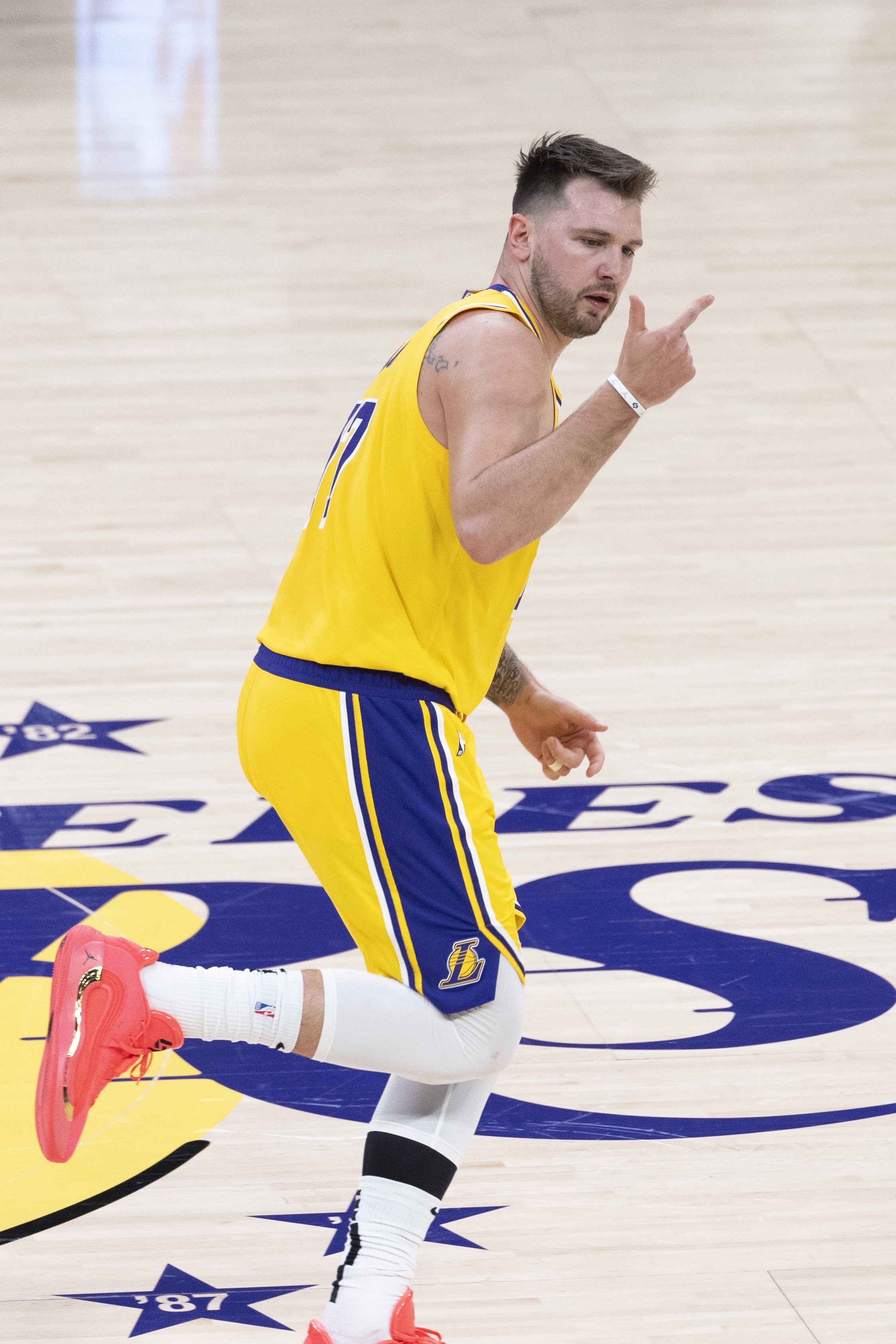 小莫：獨(dú)行俠為何要把盧卡送到一支每賽季和自己交手4次的球隊(duì)？