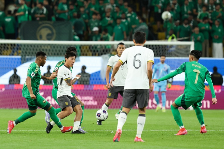 國足vs沙特半場(chǎng)數(shù)據(jù)：國足0射正+染紅 沙特9射門+進(jìn)球被吹+中橫梁