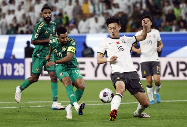 記者：蔣圣龍在國足一直帶傷作戰(zhàn)，上頜骨額突骨折的他仍在恢復(fù)中