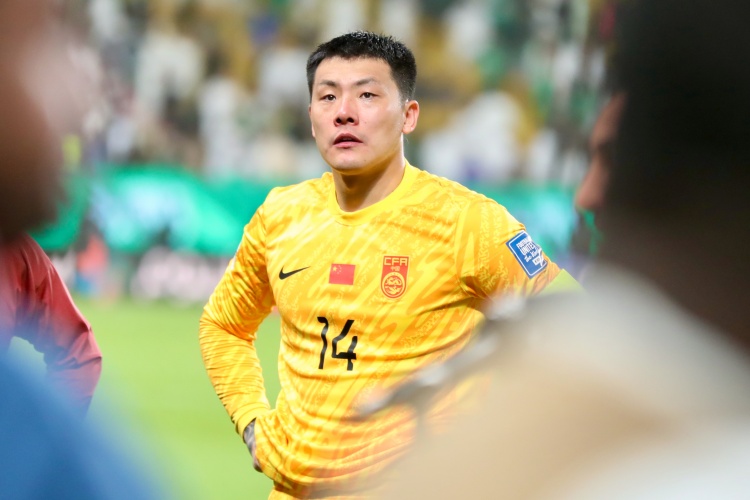 王大雷：個人表現(xiàn)？足球不是個人比賽 下半場丟球比較突然