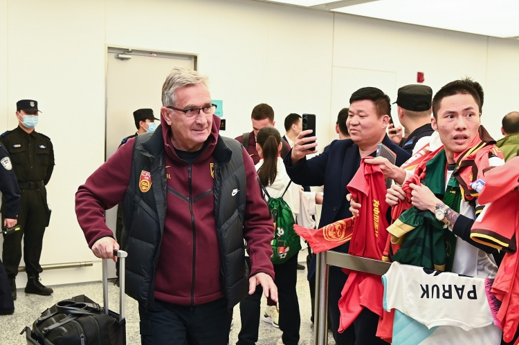 國(guó)足助教陳濤：開(kāi)場(chǎng)就應(yīng)該跟對(duì)手磕，踢了5分鐘就感覺(jué)在收著踢