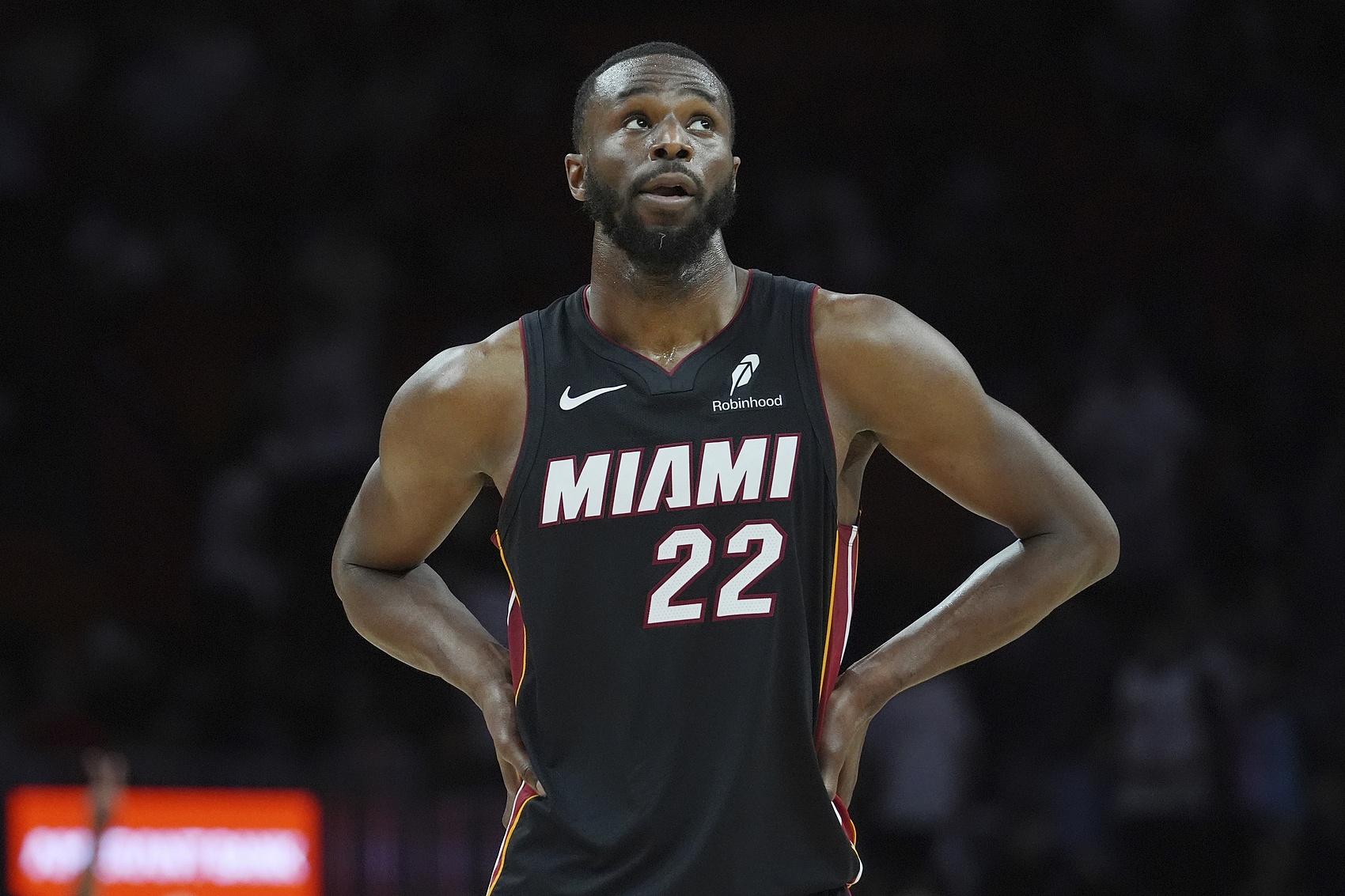 摔碎保溫杯！維金斯復(fù)出三分&暴扣樣樣都有 半場(chǎng)22分&次節(jié)轟20分