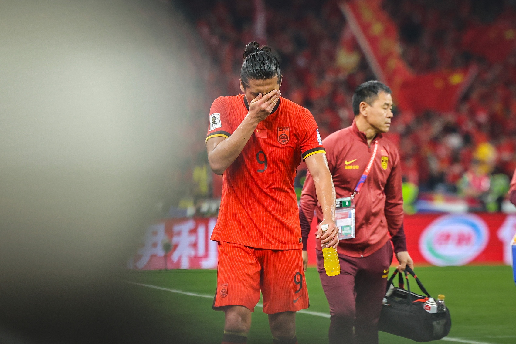 唉！國足0-2澳大利亞世預(yù)賽三連敗，張玉寧賽后謝場羞愧捂臉