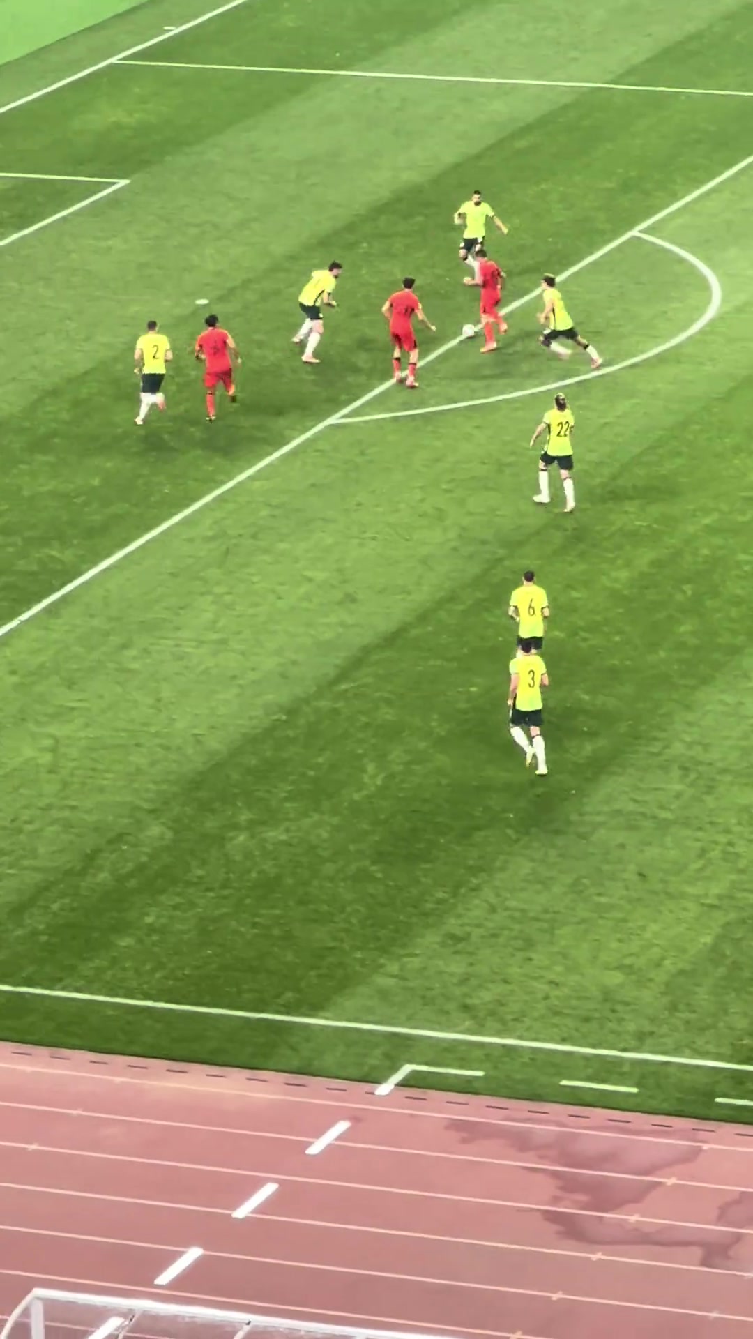 高一檔！現(xiàn)場(chǎng)球迷實(shí)拍：塞鳥(niǎo)短時(shí)間調(diào)整+射門(mén) 成國(guó)足本場(chǎng)最大威脅